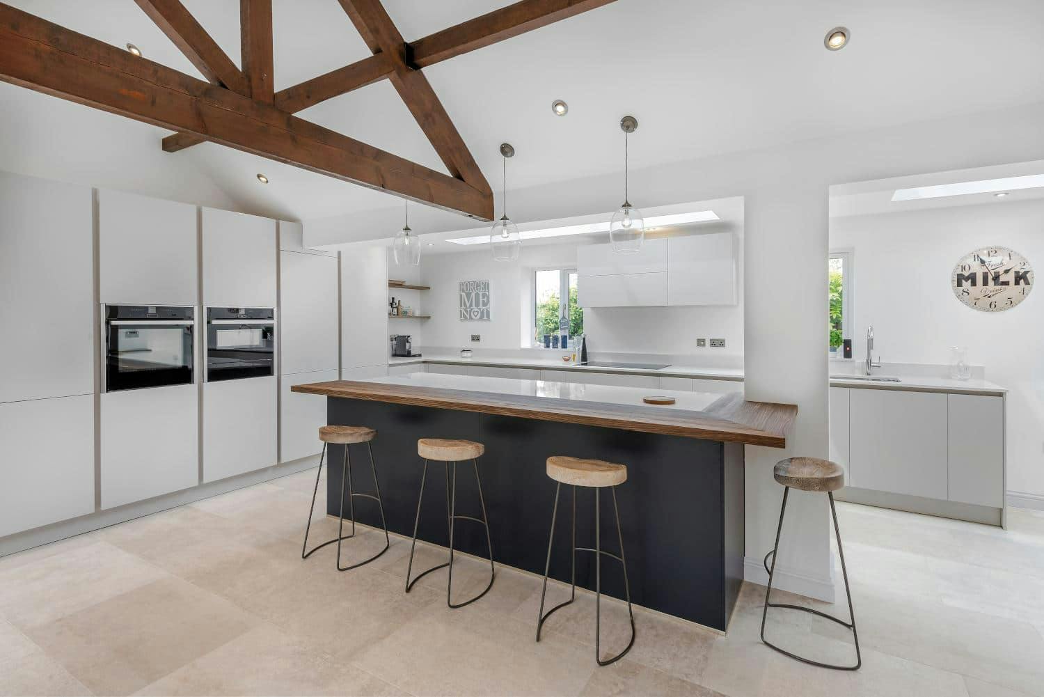 Image 34 of Pond House ph3 by Elmore Kitchens.jpg?auto=format%2Ccompress&ixlib=php 3.3 in Strictly Style blogger Hanna Väyrynen realized her dream of a stunning American style kitchen with a large kitchen island  - Cosentino