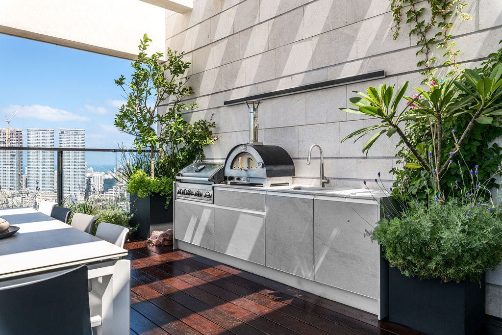 Image 41 of Apartment in Tel Aviv Zissy Hatsubai 14.jpg?auto=format%2Ccompress&ixlib=php 3.3 in Dekton is part of a lovely outdoor kitchen in Norway thanks to its exceptional durability and resistance - Cosentino