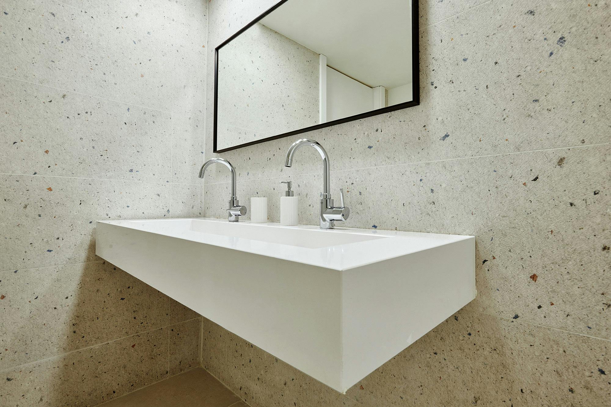 Image 44 of aedas homes bano silestone blanco zeus 4.jpg?auto=format%2Ccompress&ixlib=php 3.3 in Sustainable washbasins in Mediterranean colours and modern design for the groundbreaking Superloo bathrooms - Cosentino