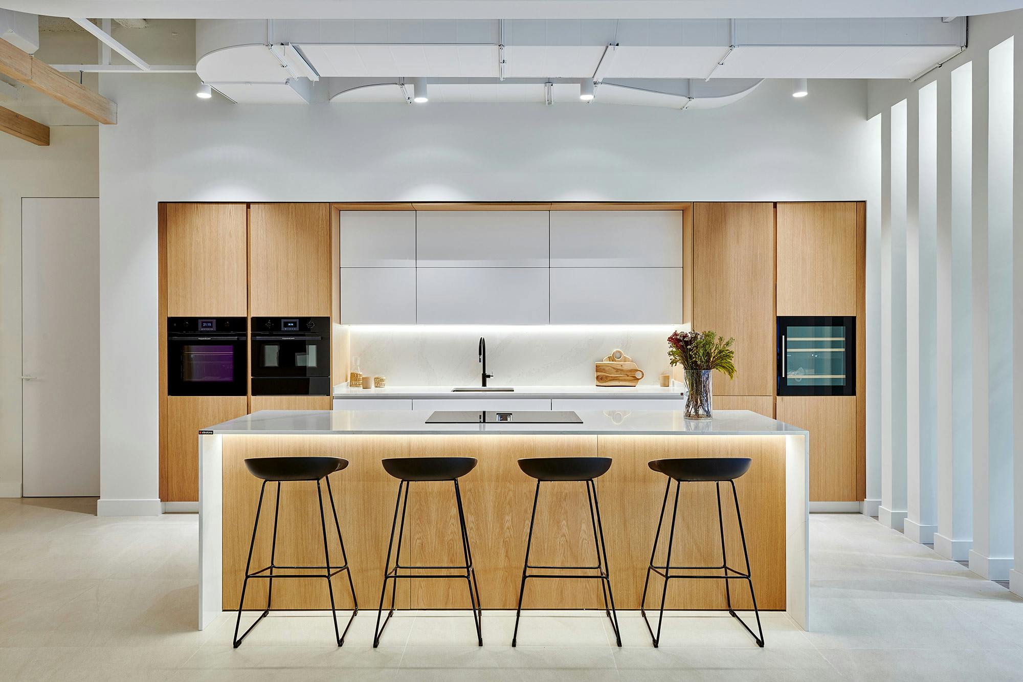 Image 37 of aedas homes cocina calacatta gold 4.jpg?auto=format%2Ccompress&ixlib=php 3.3 in A duplex in Barcelona is brought back to life thanks to a bright, open-plan renovation, enhanced by the light tones of Silestone - Cosentino