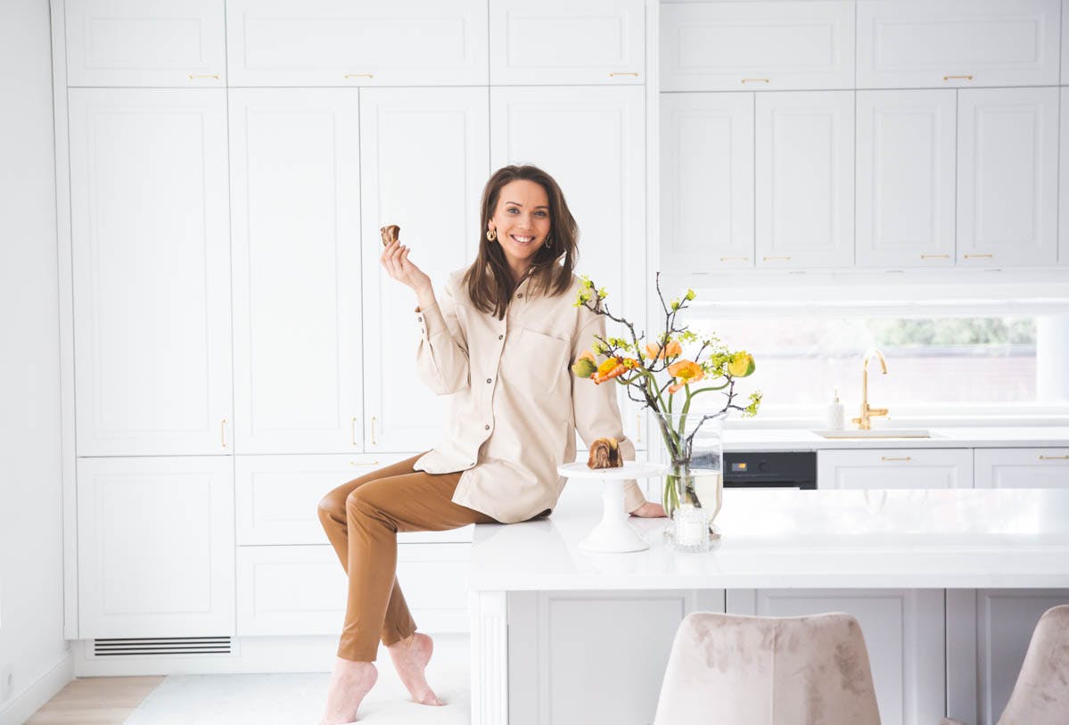 Image 32 of Silestone Calacatta Gold @hannavayrynen 1 1.jpeg?auto=format%2Ccompress&ixlib=php 3.3 in Strictly Style blogger Hanna Väyrynen realized her dream of a stunning American style kitchen with a large kitchen island  - Cosentino