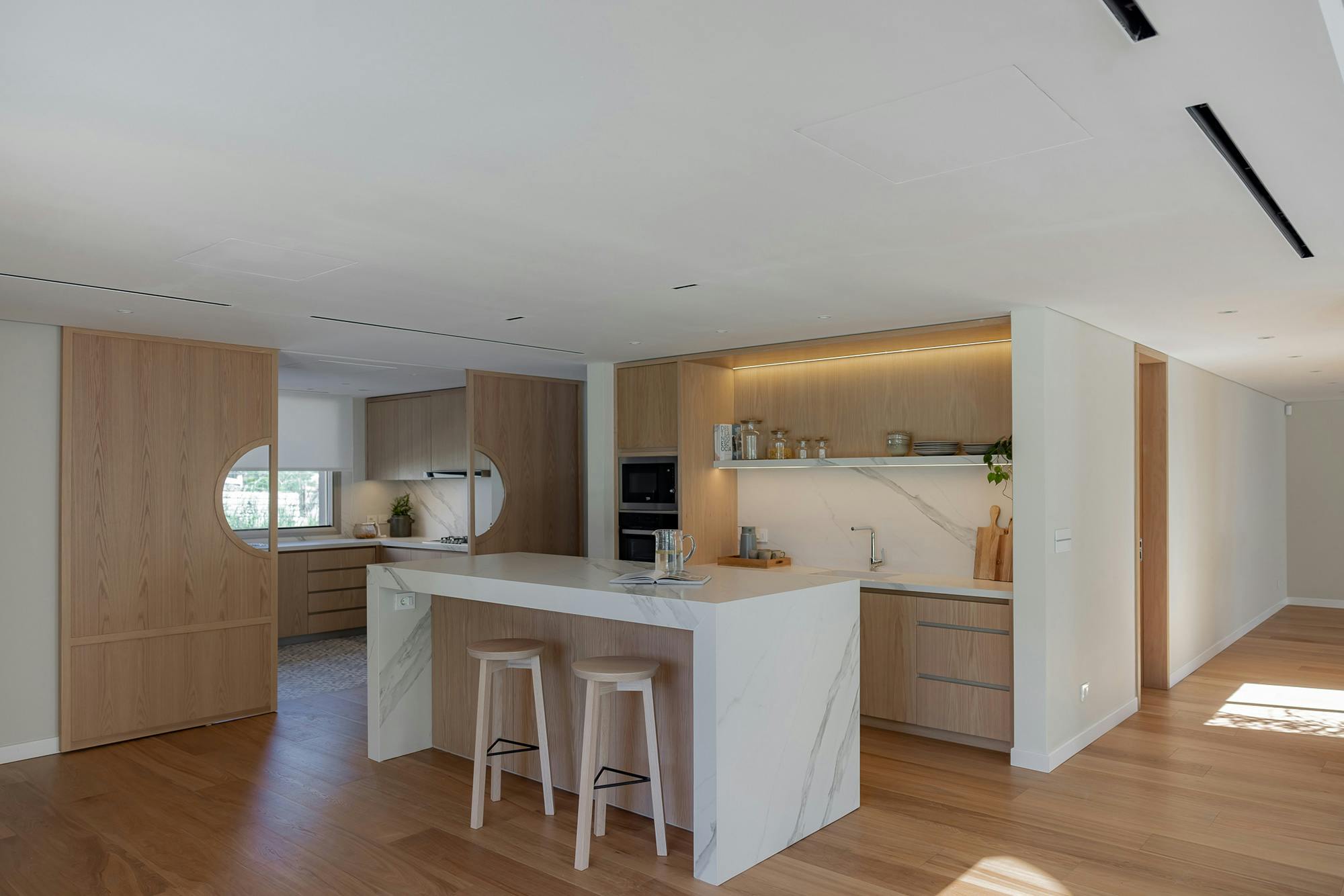 Image 39 of Casa Uruguay 54.jpg?auto=format%2Ccompress&ixlib=php 3.3 in Dekton Bergen engages in dialogue with wood in this minimalist and timeless kitchen - Cosentino