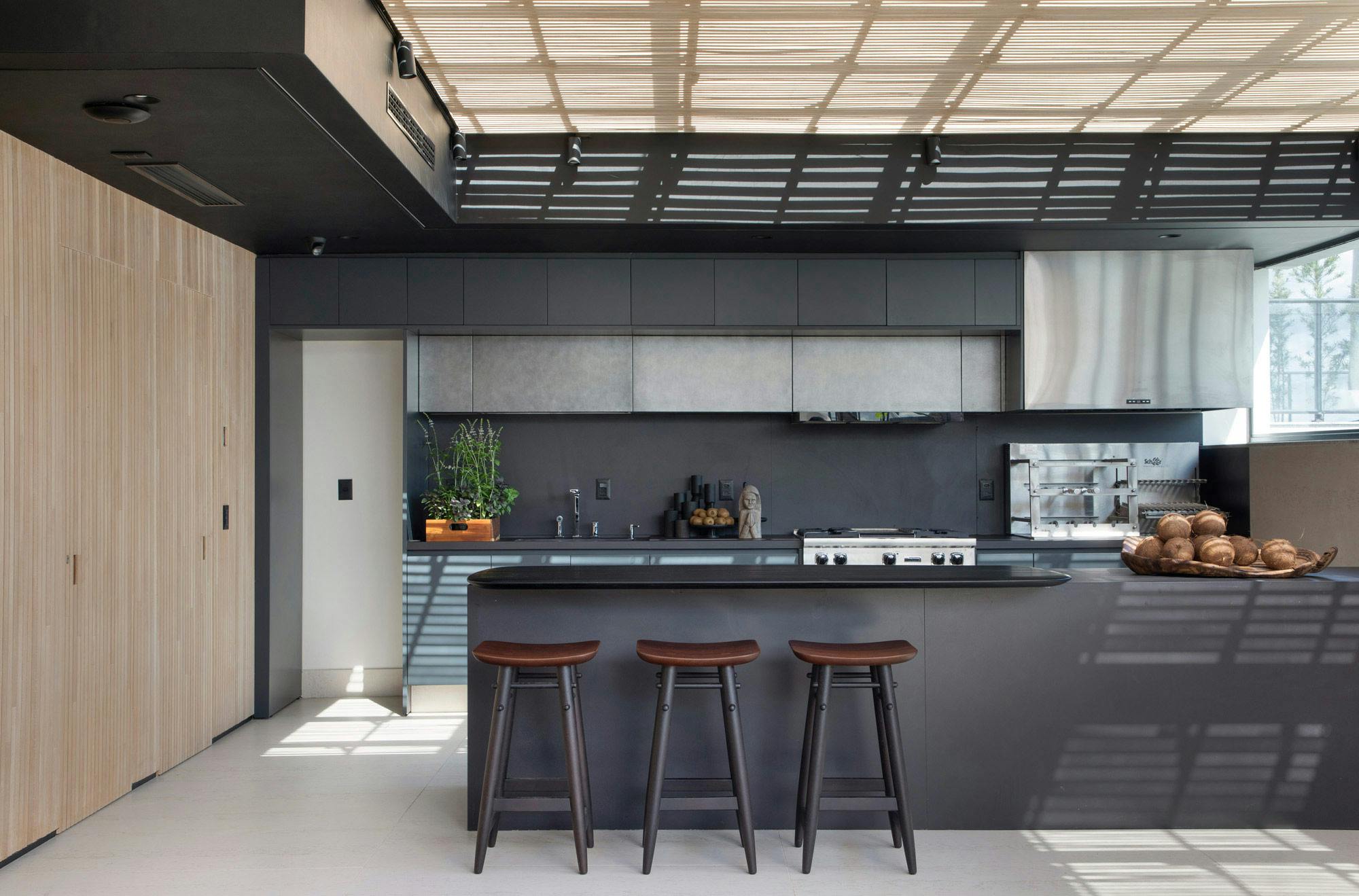Image 41 of cobertura bsb sainz arquitectura 21.jpg?auto=format%2Ccompress&ixlib=php 3.3 in A duplex in Barcelona is brought back to life thanks to a bright, open-plan renovation, enhanced by the light tones of Silestone - Cosentino