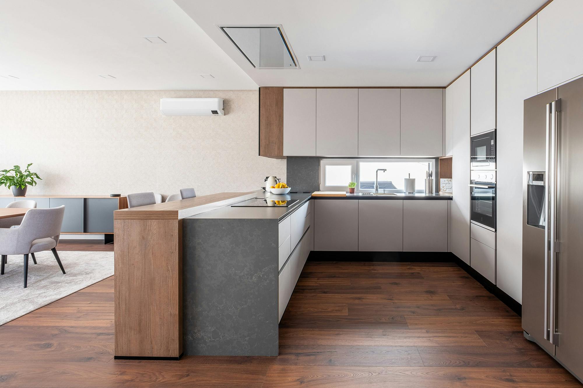 Image 46 of Bilden vivienda unifamiliar 16.jpg?auto=format%2Ccompress&ixlib=php 3.3 in Strictly Style blogger Hanna Väyrynen realized her dream of a stunning American style kitchen with a large kitchen island  - Cosentino