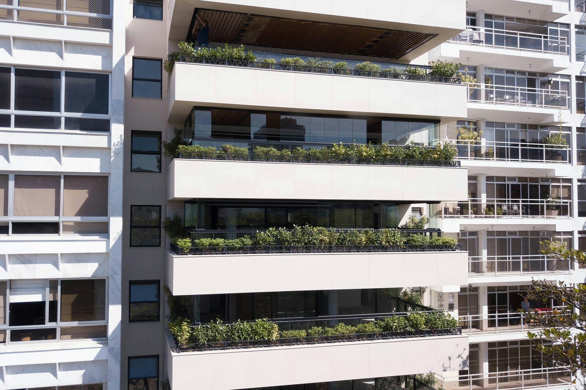 Image 36 of Mozak Leblon RJ fachada 7.jpg?auto=format%2Ccompress&ixlib=php 3.3 in A façade that masterfully combines concrete, steel and Dekton - Cosentino