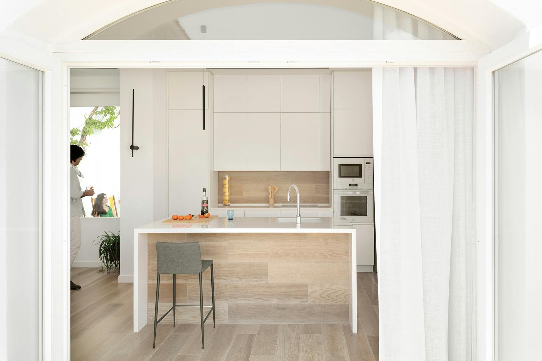 Image of Entrepatios 5.jpg?auto=format%2Ccompress&ixlib=php 3.3 in {{When the power of white turns a kitchen into a natural extension of a bright exterior space}} - Cosentino