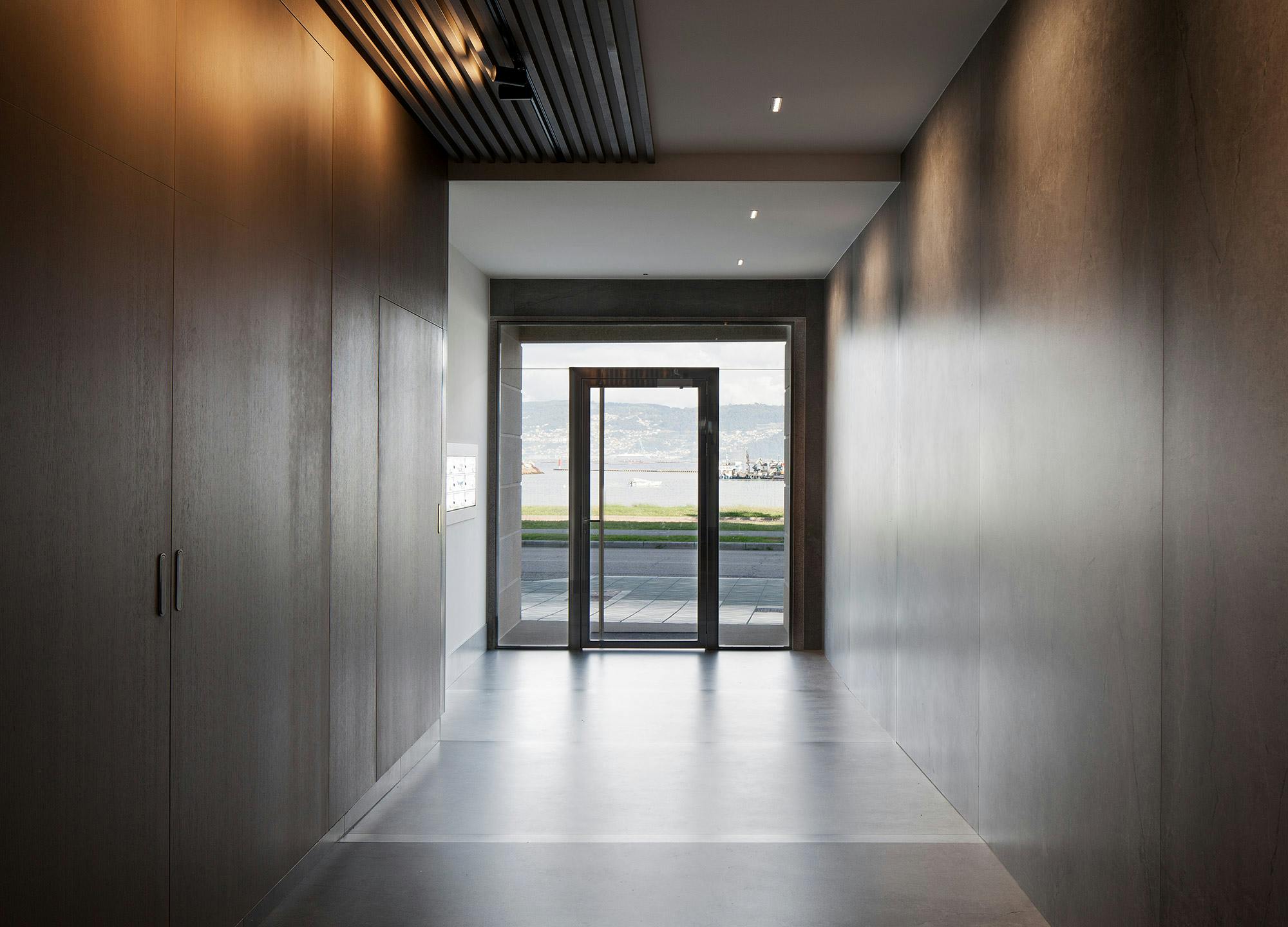 Image of Portal Pontevedra 6.jpg?auto=format%2Ccompress&ixlib=php 3.3 in {{Dekton, the perfect material for a long-lasting entrance, resistant to stains, scratches and impacts}} - Cosentino