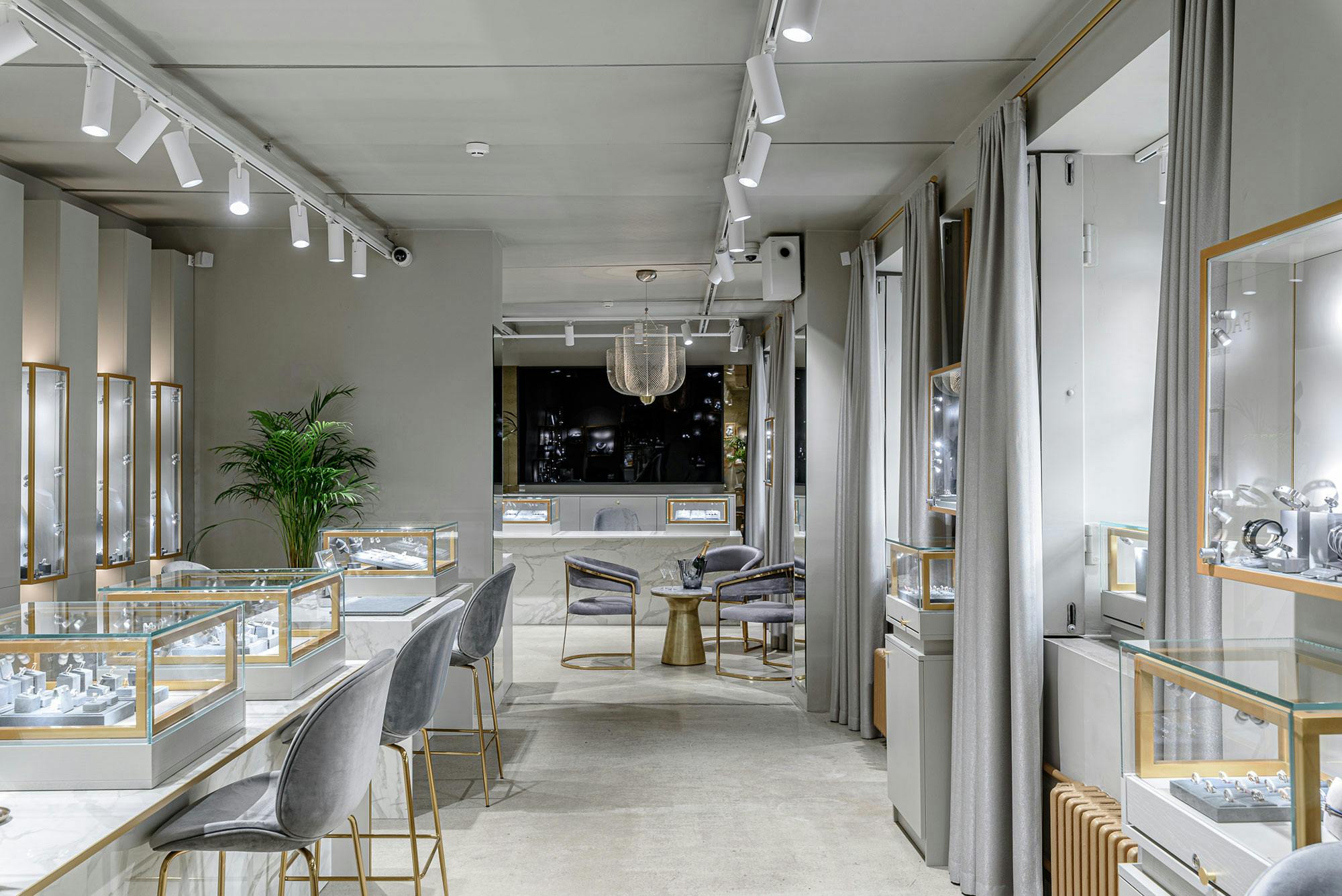 Image of Dekton Lucid at Factory by Ribas 7.jpg?auto=format%2Ccompress&fit=crop&ixlib=php 3.3 in Dekton Laurent brings a refined, rich and reliable look to the tables of this new Ta-Kumi restaurant in Madrid - Cosentino