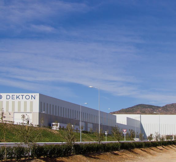 Image 33 of DEKTON Fabrica exterior 1 in Dekton®, et CO2-neutralt produkt - Cosentino