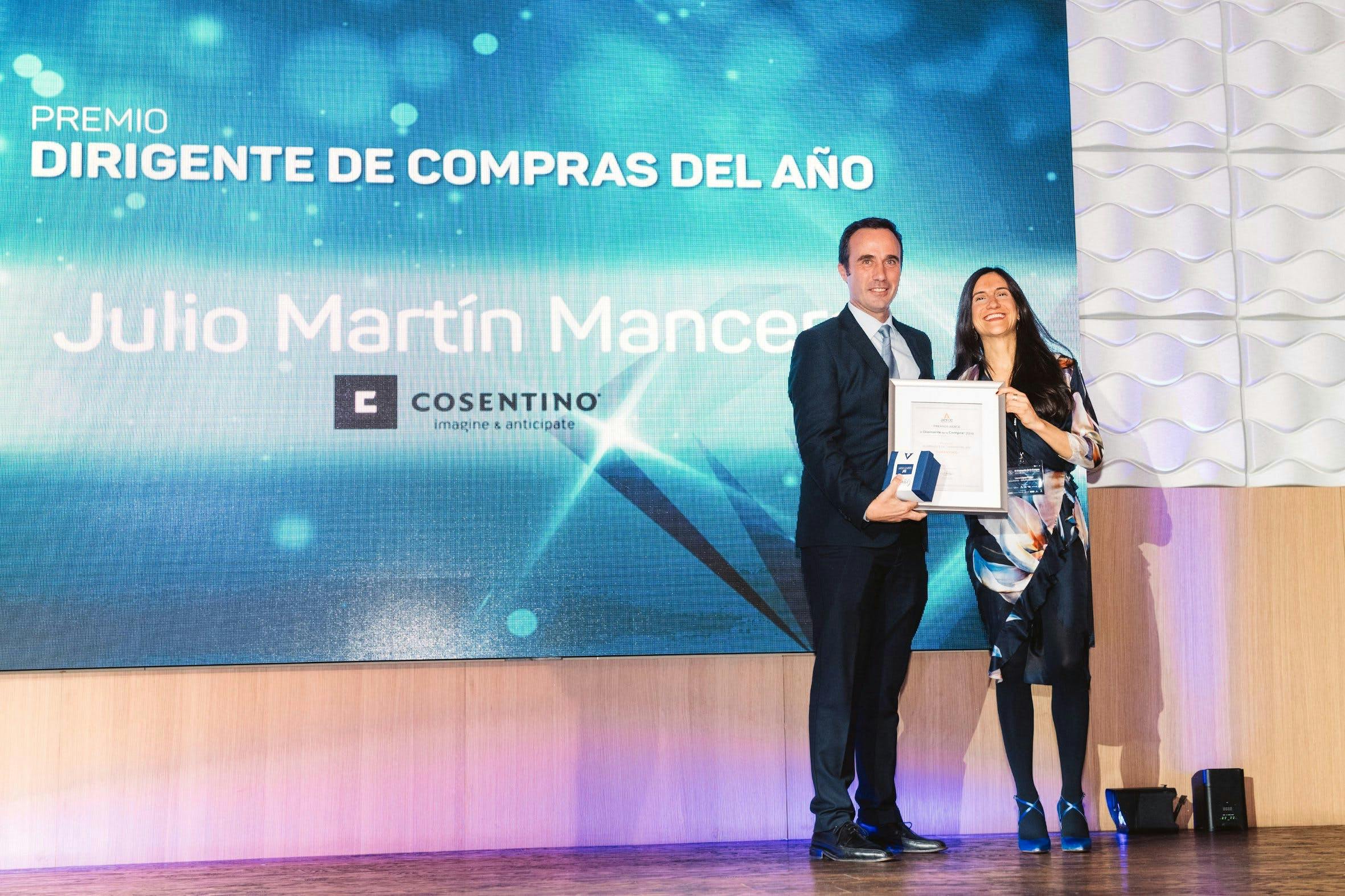 Image 32 of Premio Aerce Mejor Directivo Julio Martin 2.jpg?auto=format%2Ccompress&ixlib=php 3.3 in Cosentino shines in the X Edition of the "El Diamante de la Compra" Awards - Cosentino