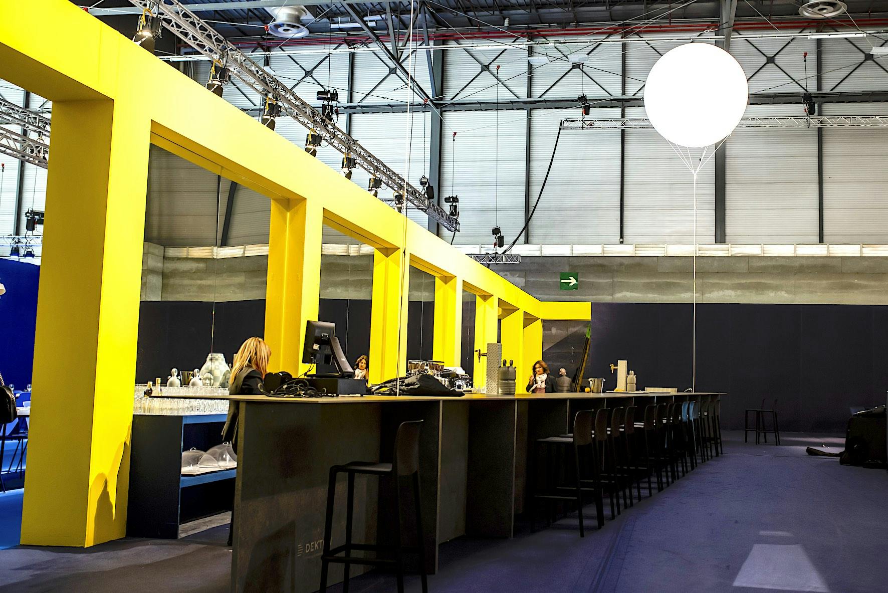 Dekton® “head the table” of the ARCOmadrid 2023 Guest Lounge