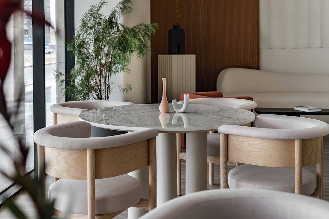 Tables with Dekton Bergen for coffee lovers in a cozy Emirati space