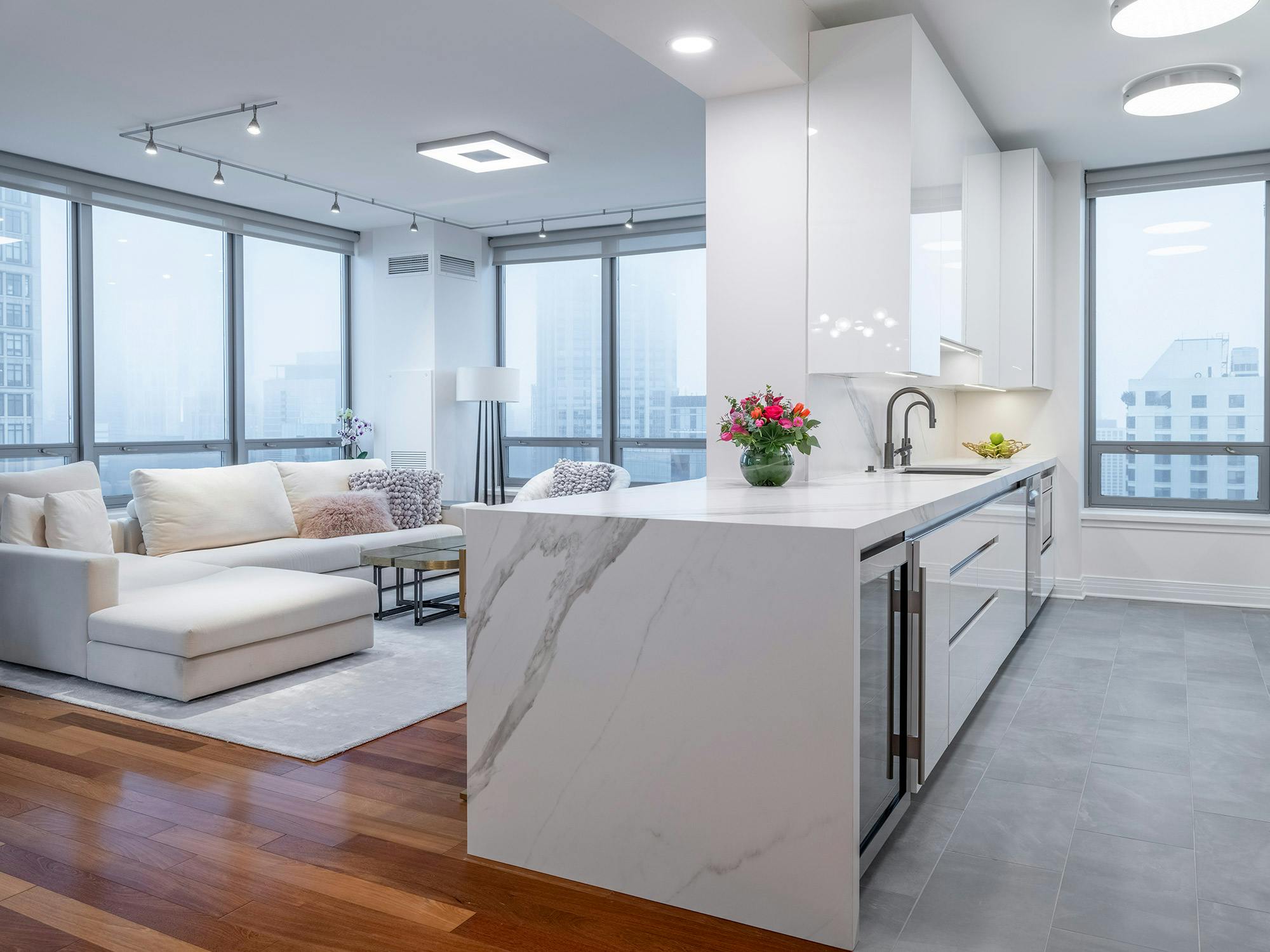 Image 46 of Lake Shore Drive 8.jpg?auto=format%2Ccompress&ixlib=php 3.3 in A living room / kitchen with modern and luxurious elegance thanks to Dekton Lucid - Cosentino