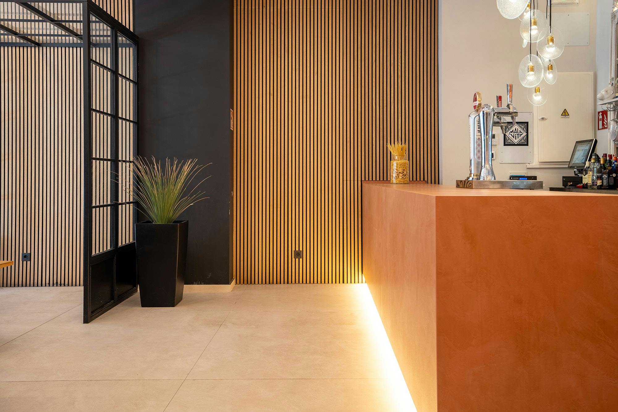 Bildnummer 45 des aktuellen Abschnitts von Scalea brings a touch of elegance to the bar area of a professional office von Cosentino Österreich