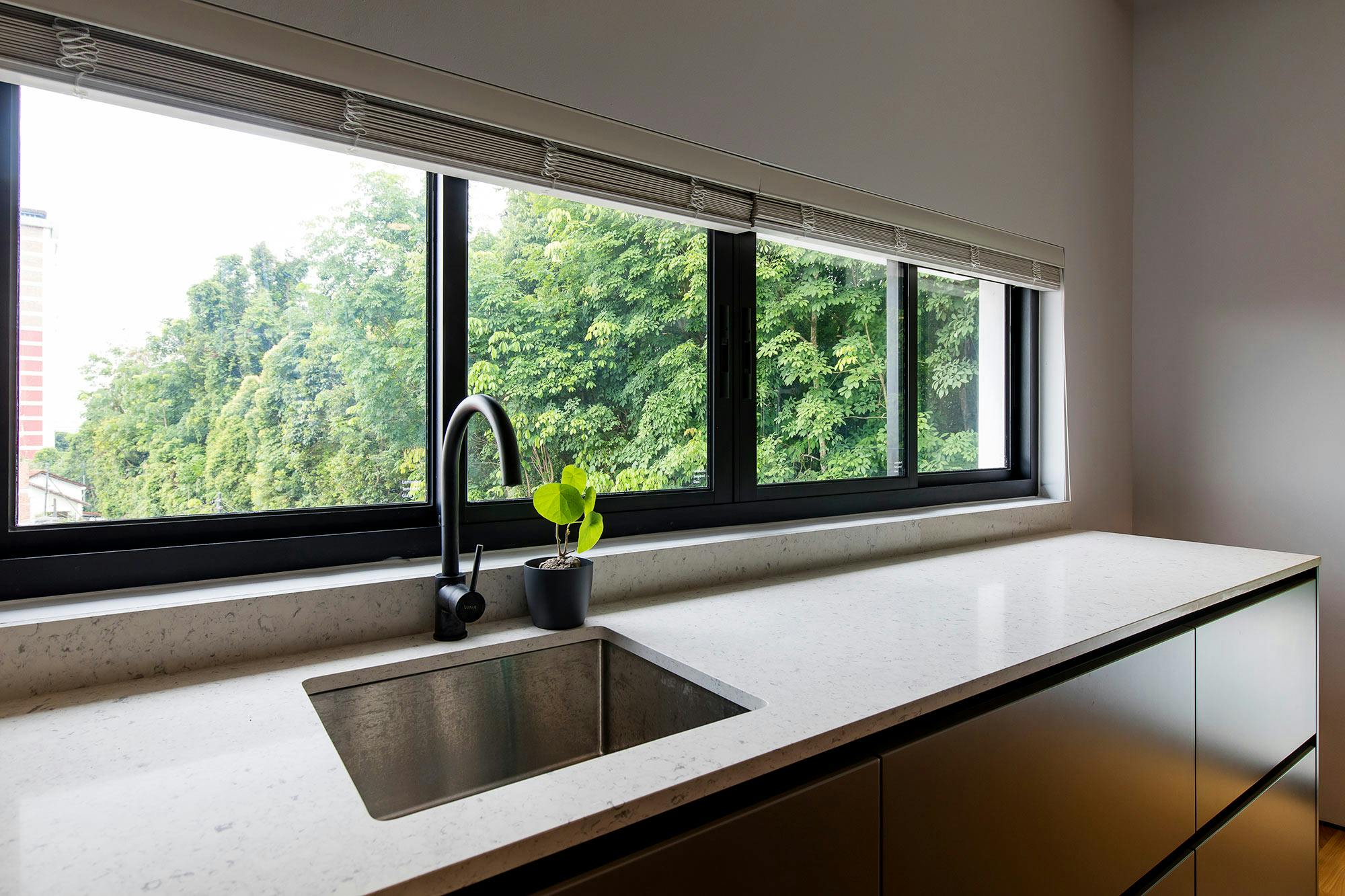 Bildnummer 37 des aktuellen Abschnitts von Dekton, the material of choice for easy-to-clean, UV and humidity resistant surfaces in a modern villa von Cosentino Österreich