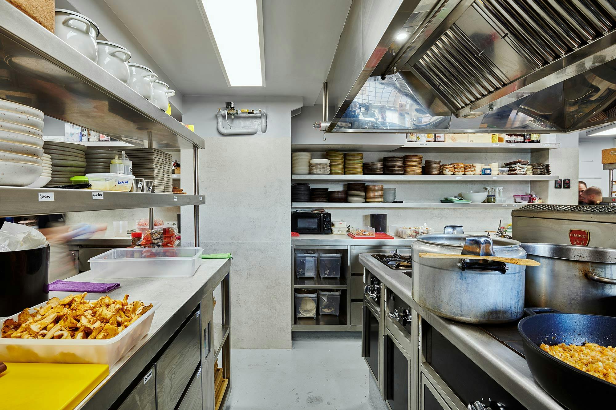 Bildnummer 42 des aktuellen Abschnitts von Two restaurants with a shared kitchen achieve visual continuity thanks to Dekton von Cosentino Österreich
