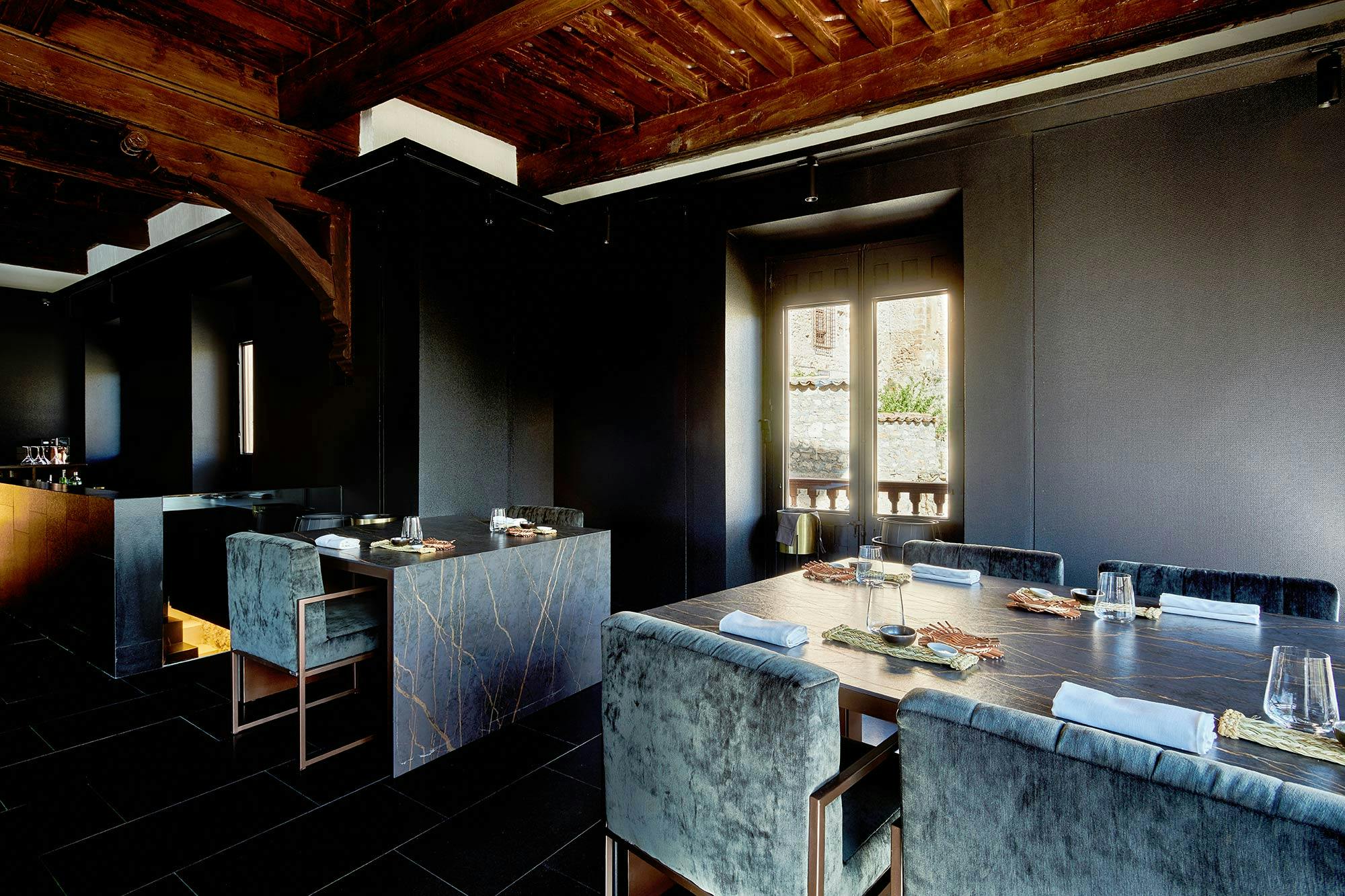 Bildnummer 35 des aktuellen Abschnitts von Two restaurants with a shared kitchen achieve visual continuity thanks to Dekton von Cosentino Österreich