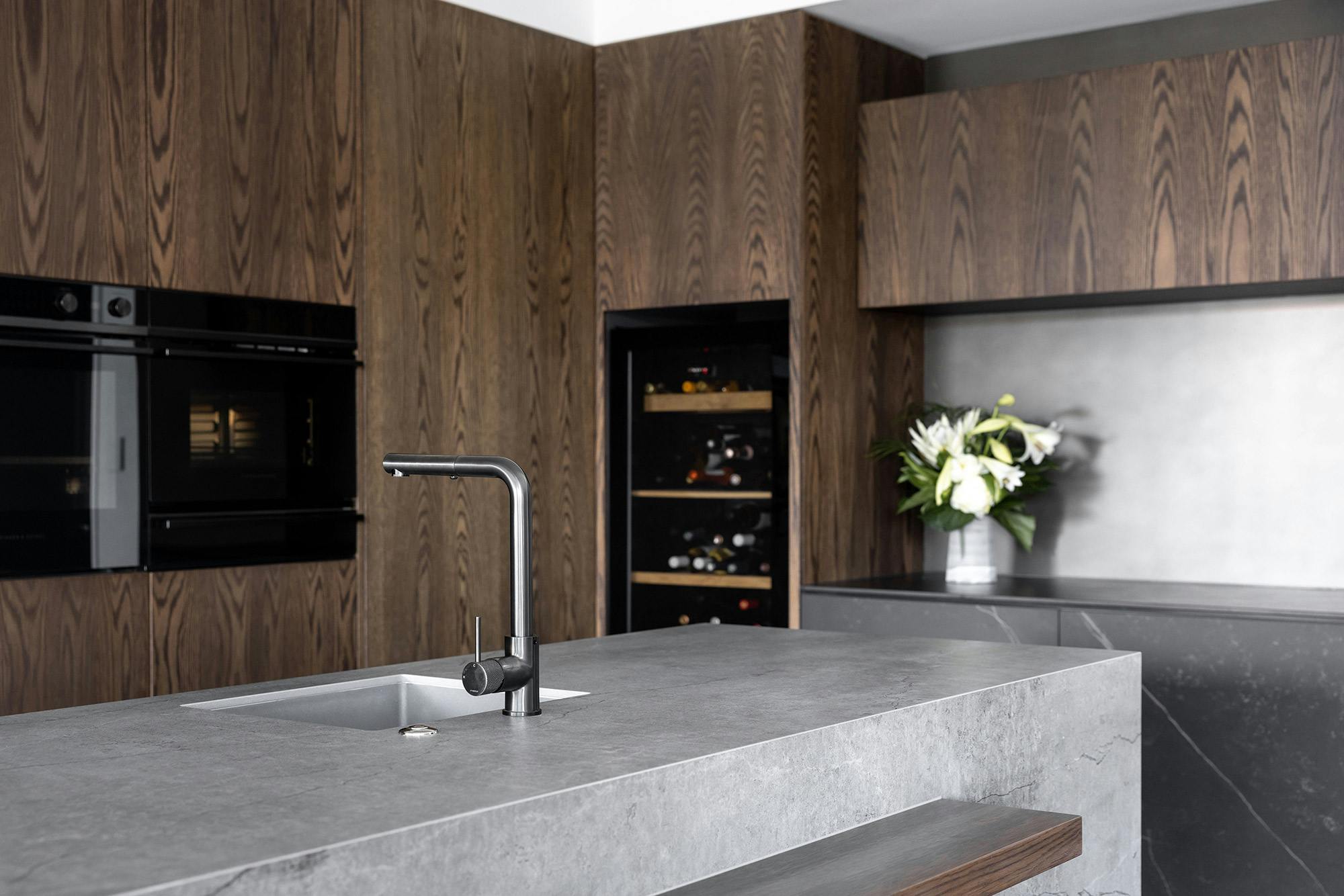 Bildnummer 34 des aktuellen Abschnitts von Two Dekton colours to match wood in kitchens and bathrooms von Cosentino Österreich