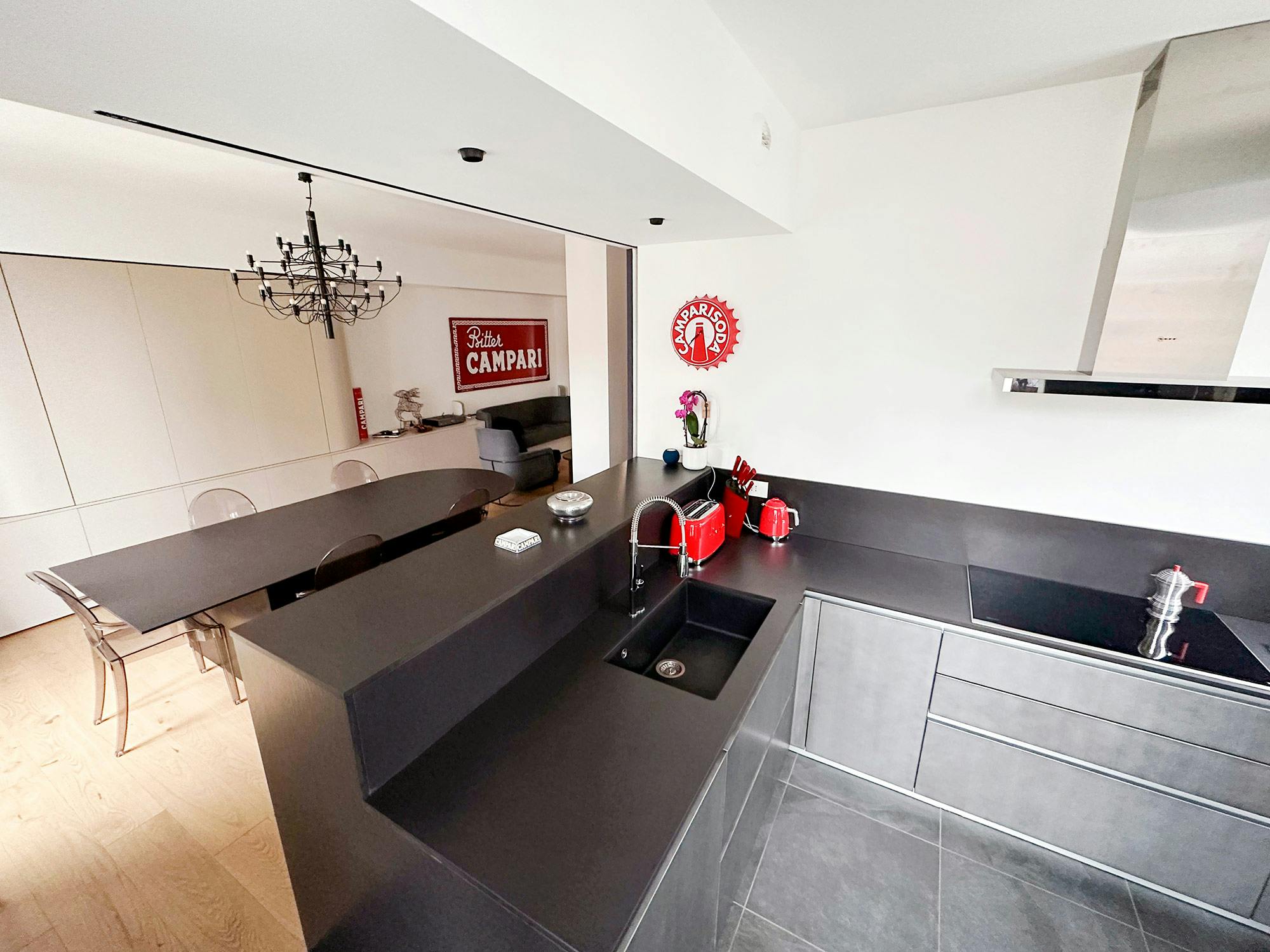 Bildnummer 34 des aktuellen Abschnitts von An apartment of Italian design elegantly blends the kitchen and dining room thanks to Dekton von Cosentino Österreich