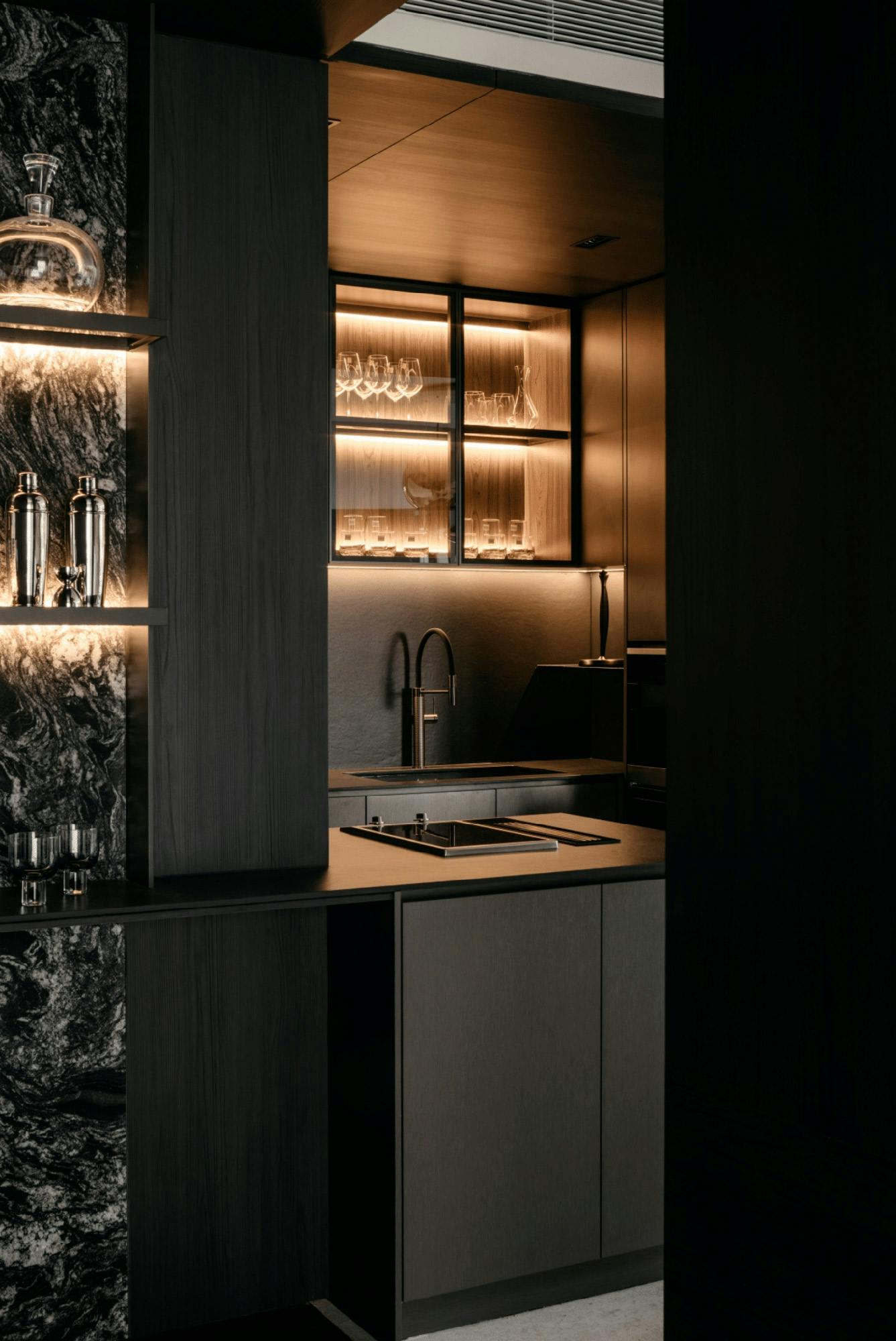 Bildnummer 35 des aktuellen Abschnitts von Sensa natural granite becomes the centrepiece of a luxury kitchen that doubles as a living space von Cosentino Österreich