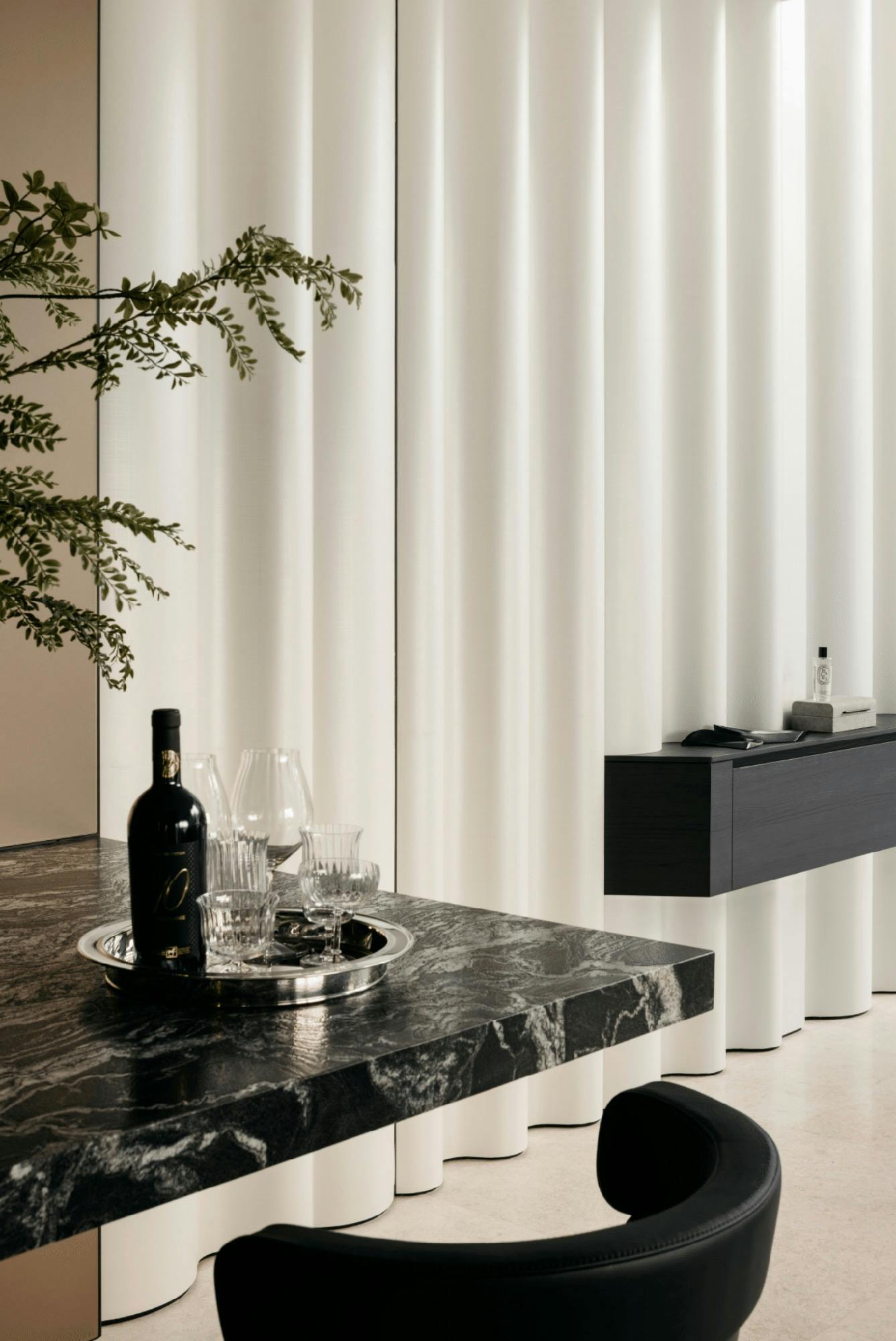 Bildnummer 34 des aktuellen Abschnitts von Sensa natural granite becomes the centrepiece of a luxury kitchen that doubles as a living space von Cosentino Österreich