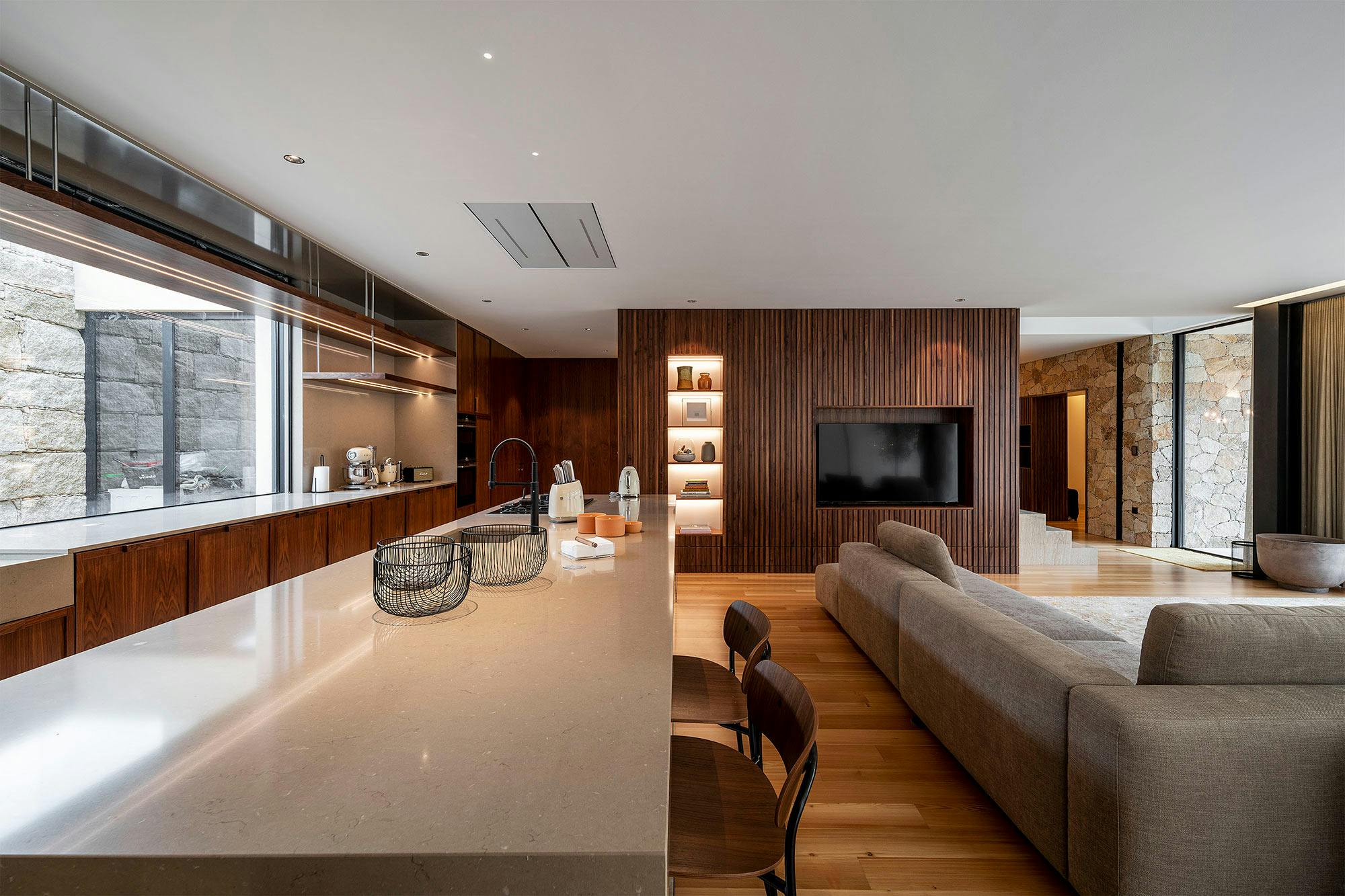 Bildnummer 39 des aktuellen Abschnitts von A living room / kitchen with modern and luxurious elegance thanks to Dekton Lucid von Cosentino Österreich