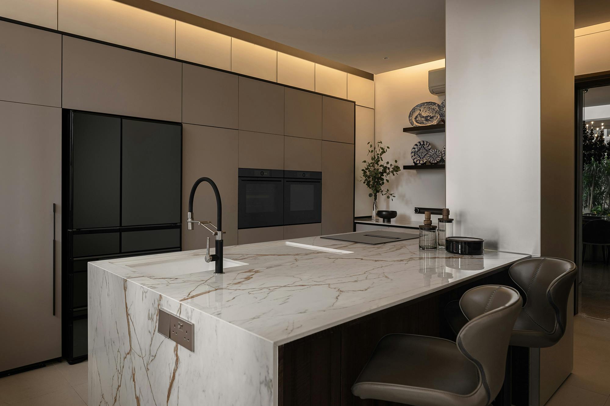 Bildnummer 40 des aktuellen Abschnitts von An open concept kitchen by MS2 Design Studio in a luxury South Beach condo von Cosentino Österreich