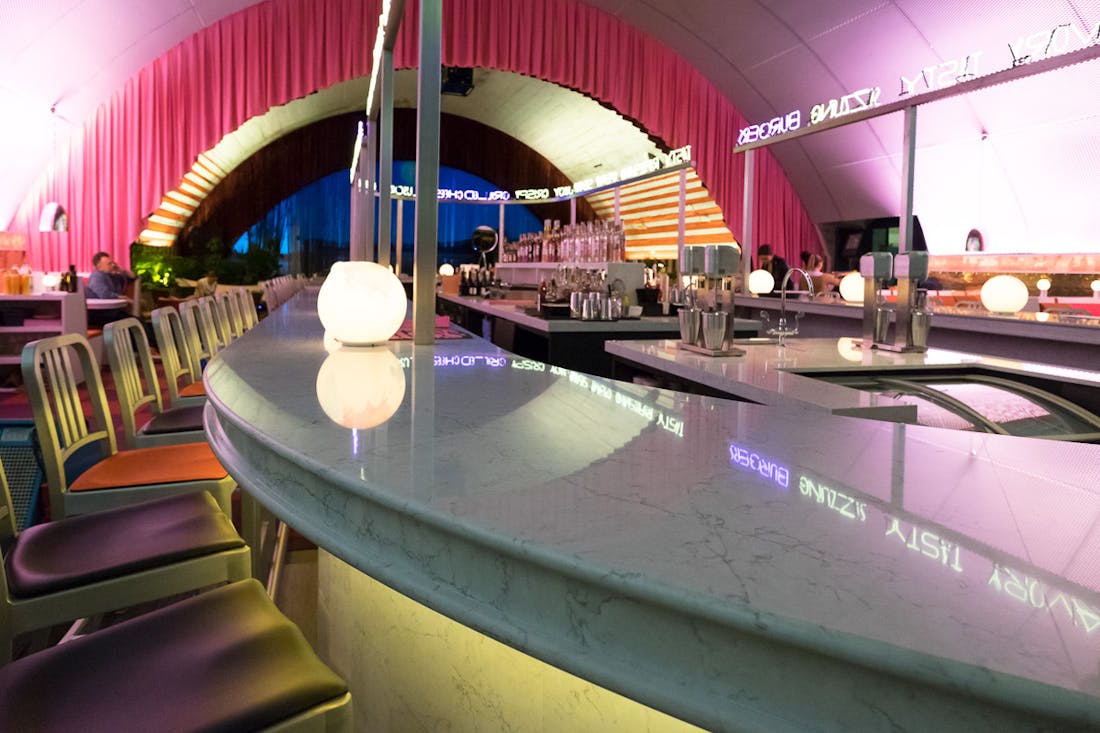 David Rockwell und das Designstudio 2×4 wählten für The Diner, das auf der Mailänder Möbelmesse 2018 vorgestellt wird, innovative Oberflächen aus dem Hause Cosentino