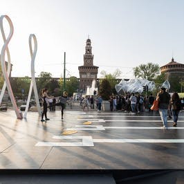Grupo Cosentino unterstützt DDN beim Projekt INHABITS und macht die ultrakompakte Oberfläche DKTN® zur Hauptfigur einer innovativen Installation von Progetto CMR auf der Piazza Castello