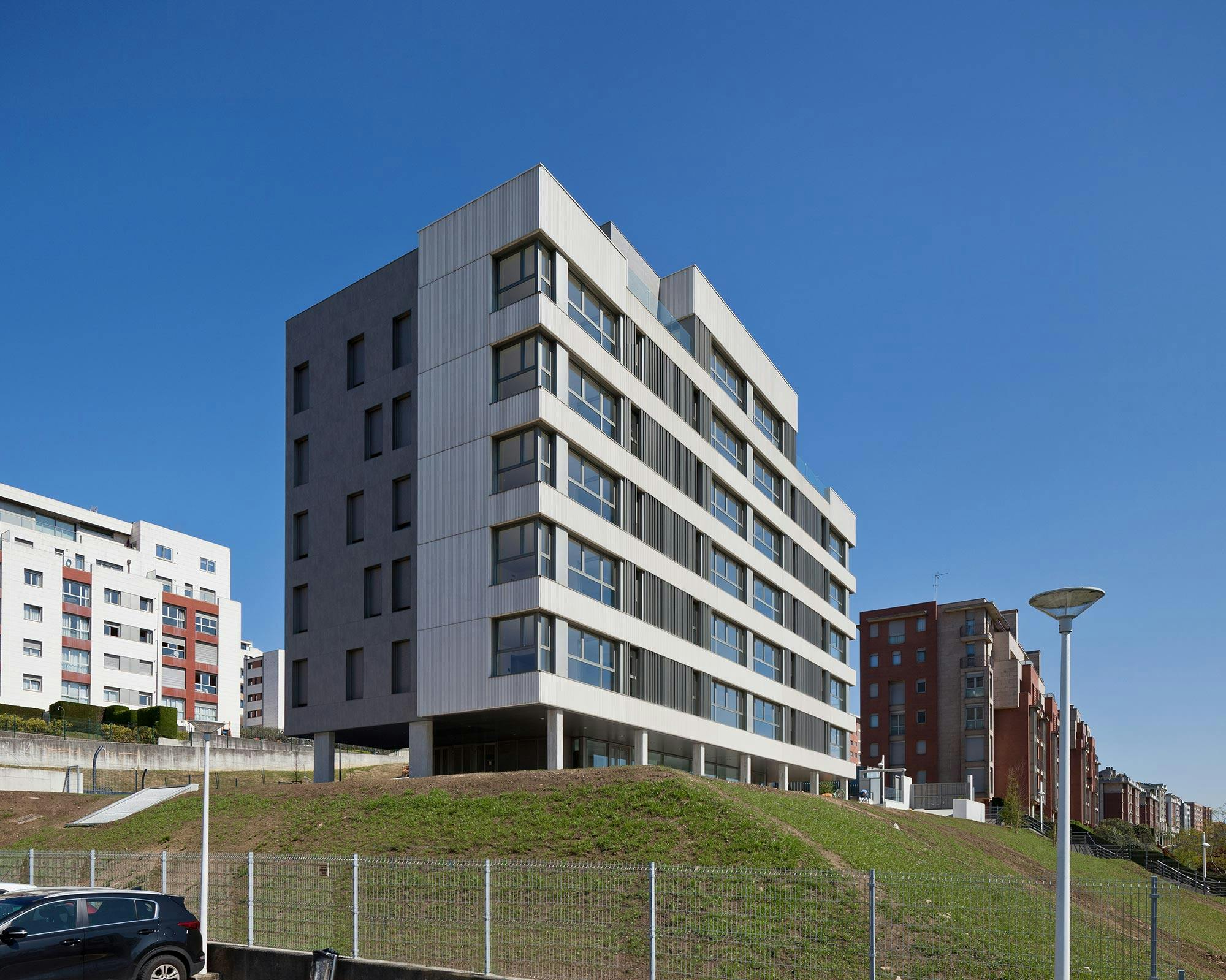 Bildnummer 32 des aktuellen Abschnitts von A façade that masterfully combines concrete, steel and DKTN von Cosentino Deutschland