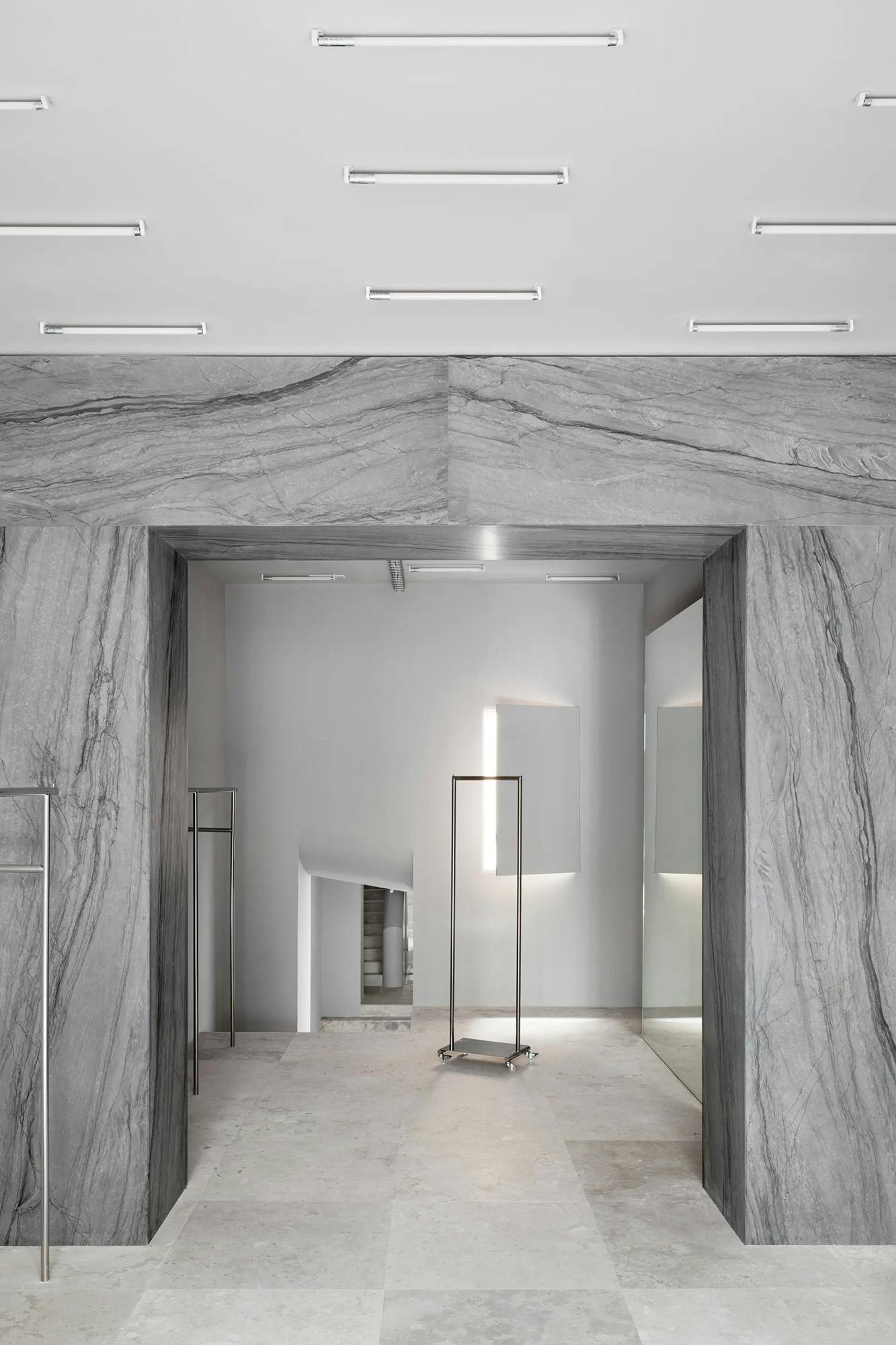 Bildnummer 32 des aktuellen Abschnitts von A monolithic arch in Sensa Platino gives character to a new fashion shop in Madrid von Cosentino Deutschland