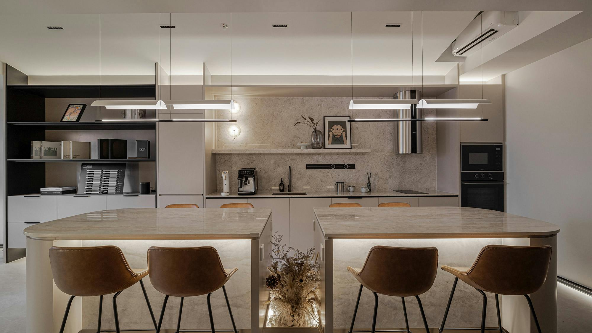 Bildnummer 36 des aktuellen Abschnitts von An apartment of Italian design elegantly blends the kitchen and dining room thanks to DKTN von Cosentino Deutschland