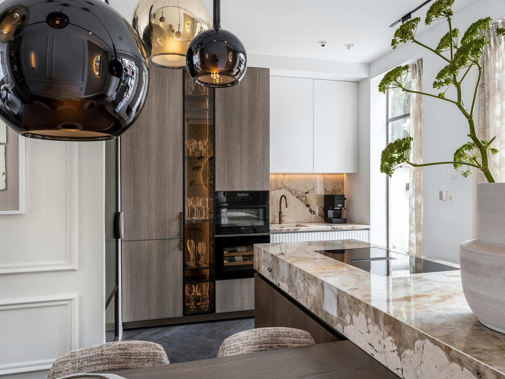 Bildnummer 41 des aktuellen Abschnitts von A luxurious kitchen refined with two DKTN colours inspired by the finest marble von Cosentino Deutschland