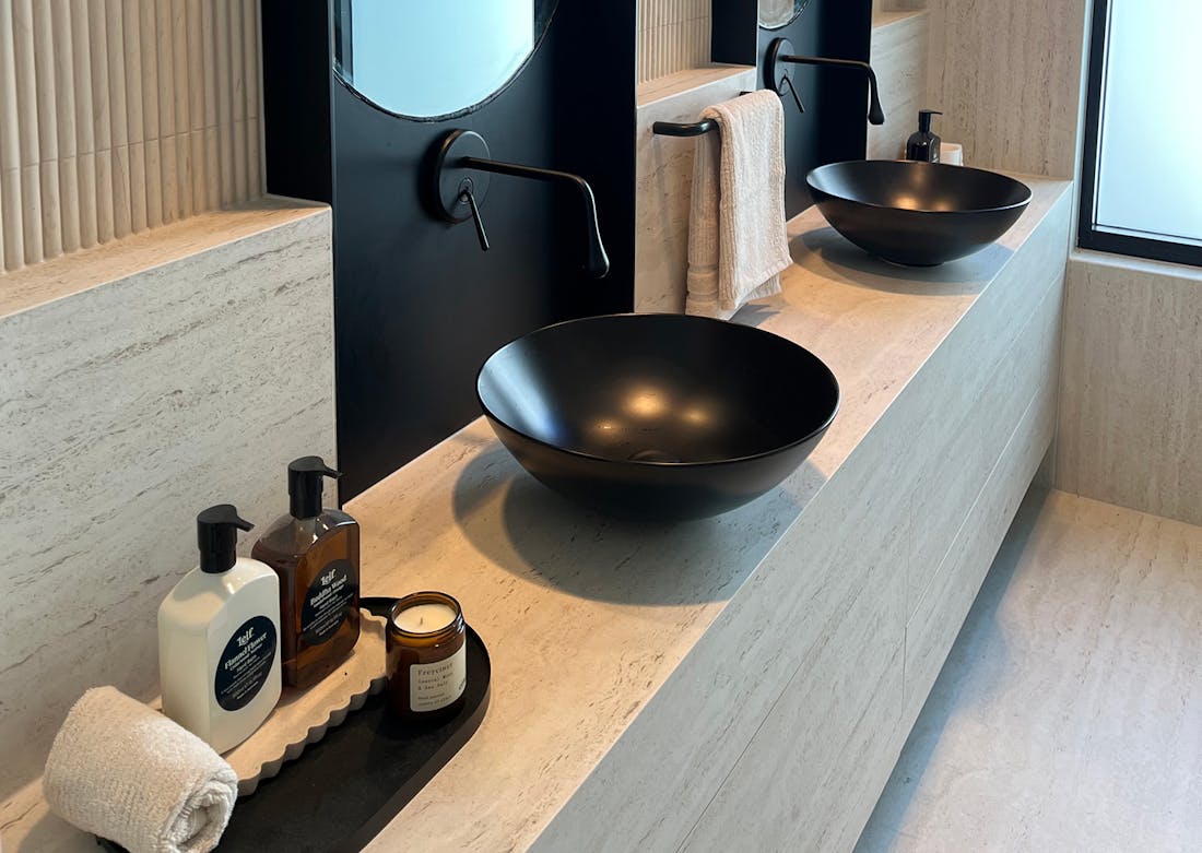 Natural light partners with DKTN Marmorio to create an enveloping, sophisticated bathroom