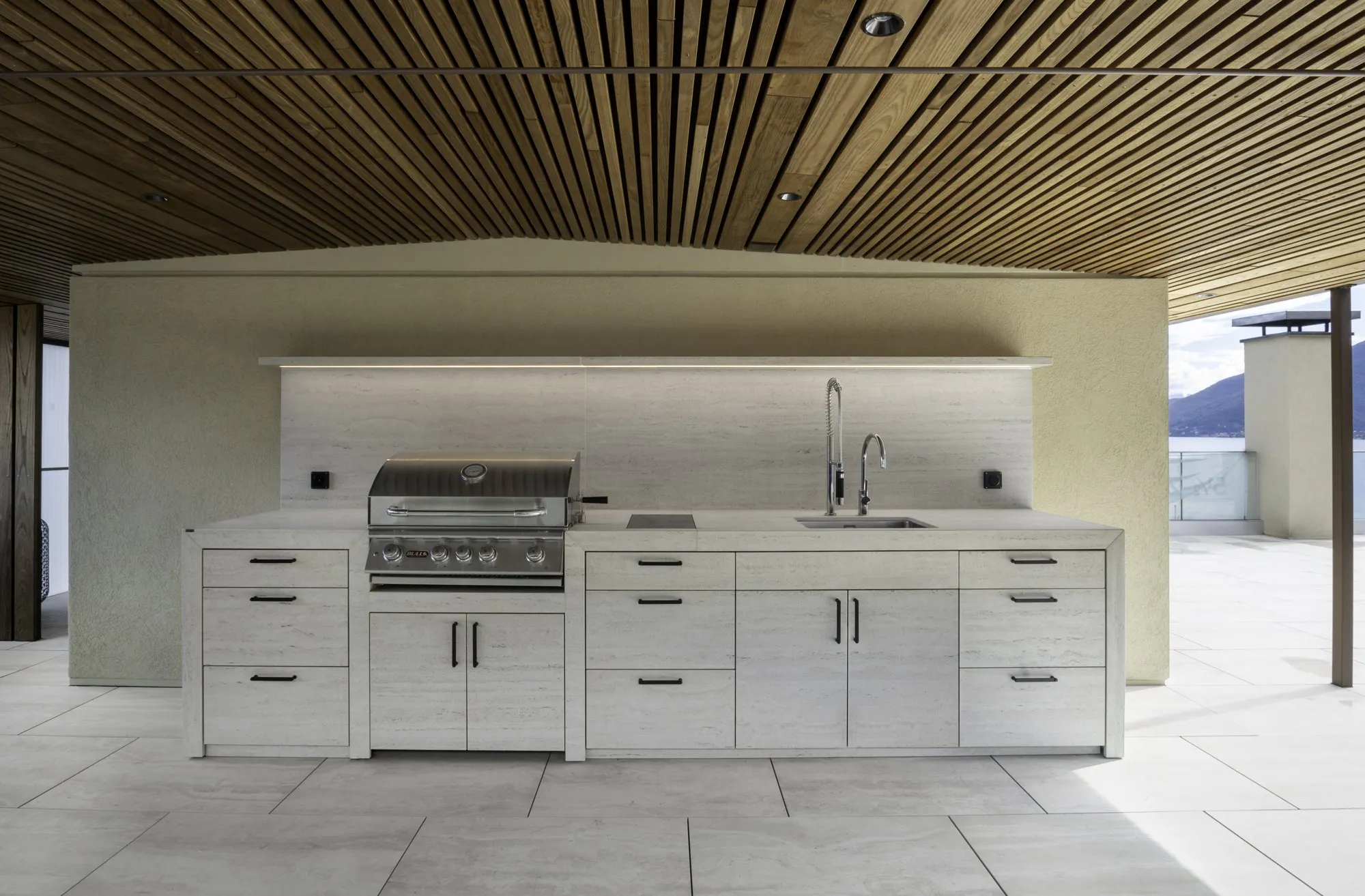 Outdoor-Kitchen-Ticino-1 Image 61 of Outdoor Kitchen Ticino 1.jpg?auto=format%2Ccompress&ixlib=php 3.3 in Innovation in der Küche, grenzenlose Arbeitsflächen - Cosentino