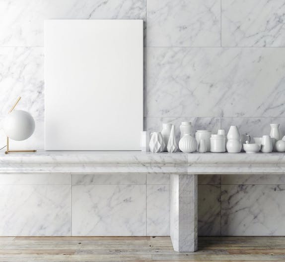 Tisch und Wandverkleidung aus weißem Marmor mit modernen Dekoelementen. 