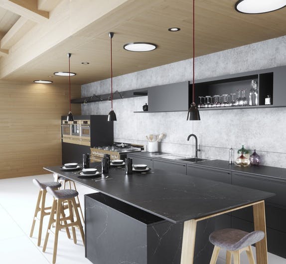 Luxuriöse Küche mit stilgerechter Oberfläche als Arbeitsfläche und Rückwand