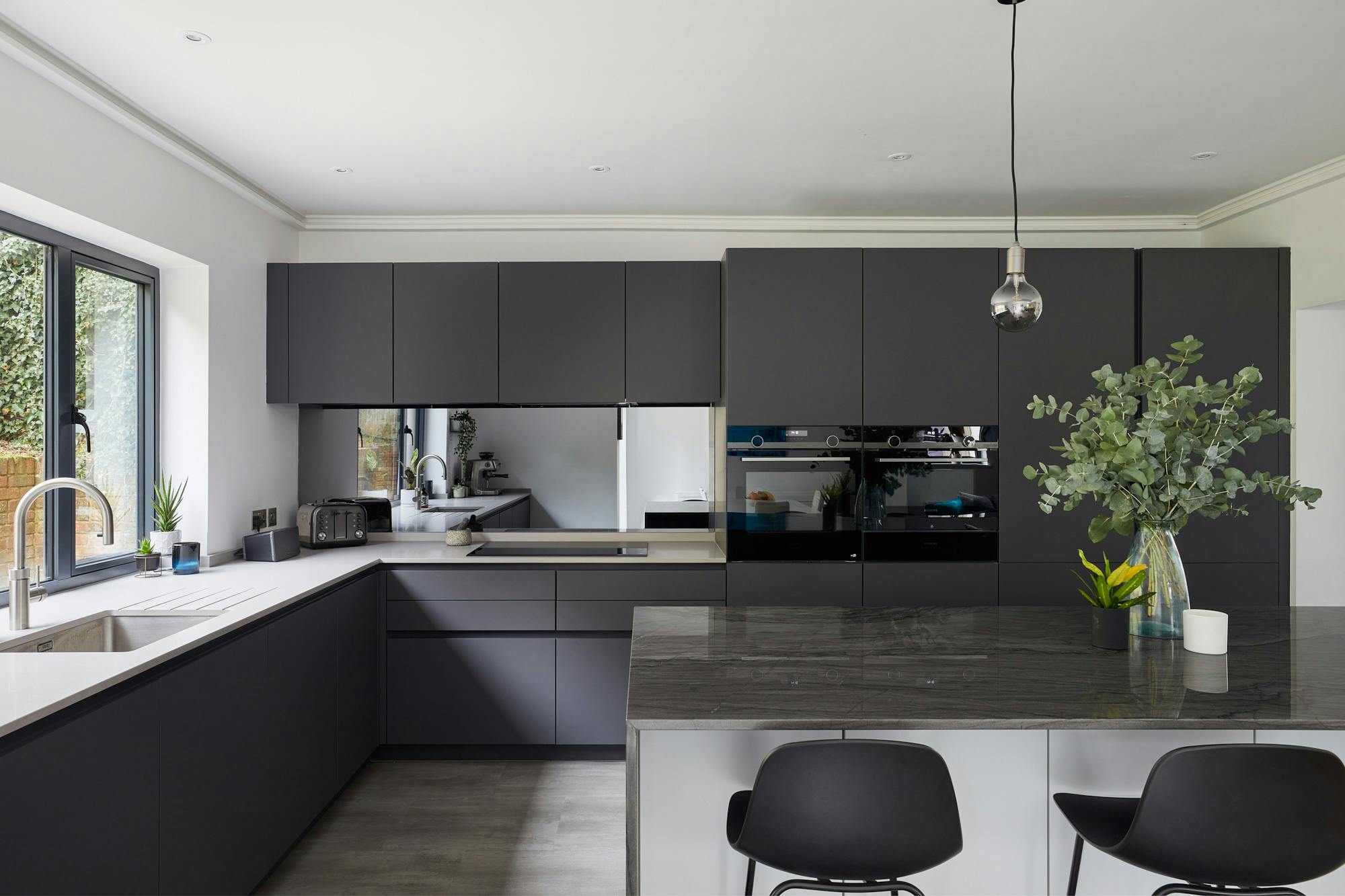 Bildnummer 34 des aktuellen Abschnitts von Luxury and functionality in an attractive open-plan kitchen in Hayes  von Cosentino Deutschland
