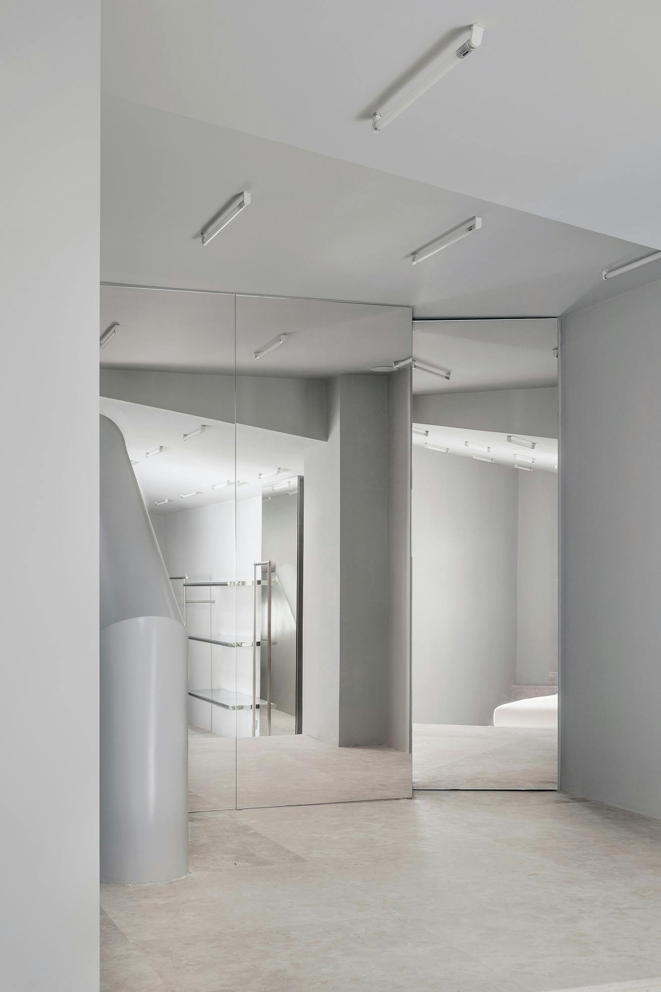 Bildnummer 44 des aktuellen Abschnitts von A monolithic arch in Sensa Platino gives character to a new fashion shop in Madrid von Cosentino Deutschland