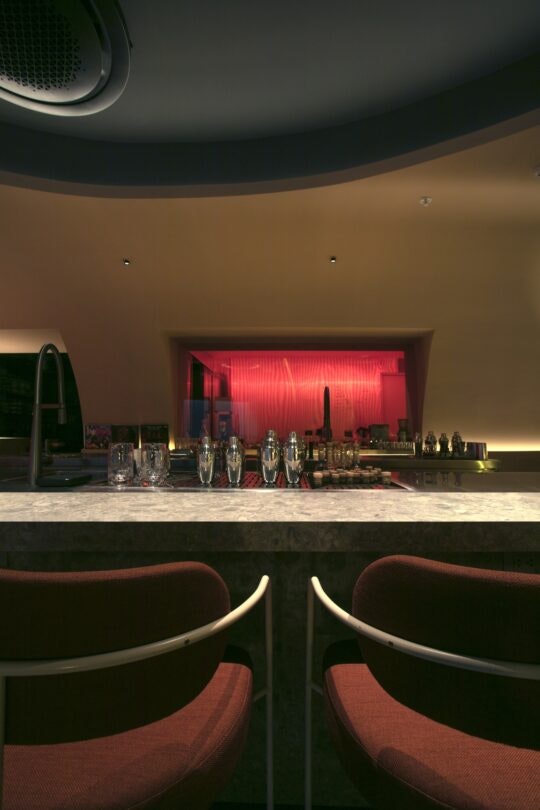 Bar lady bee (4) Bar lady bee (4)