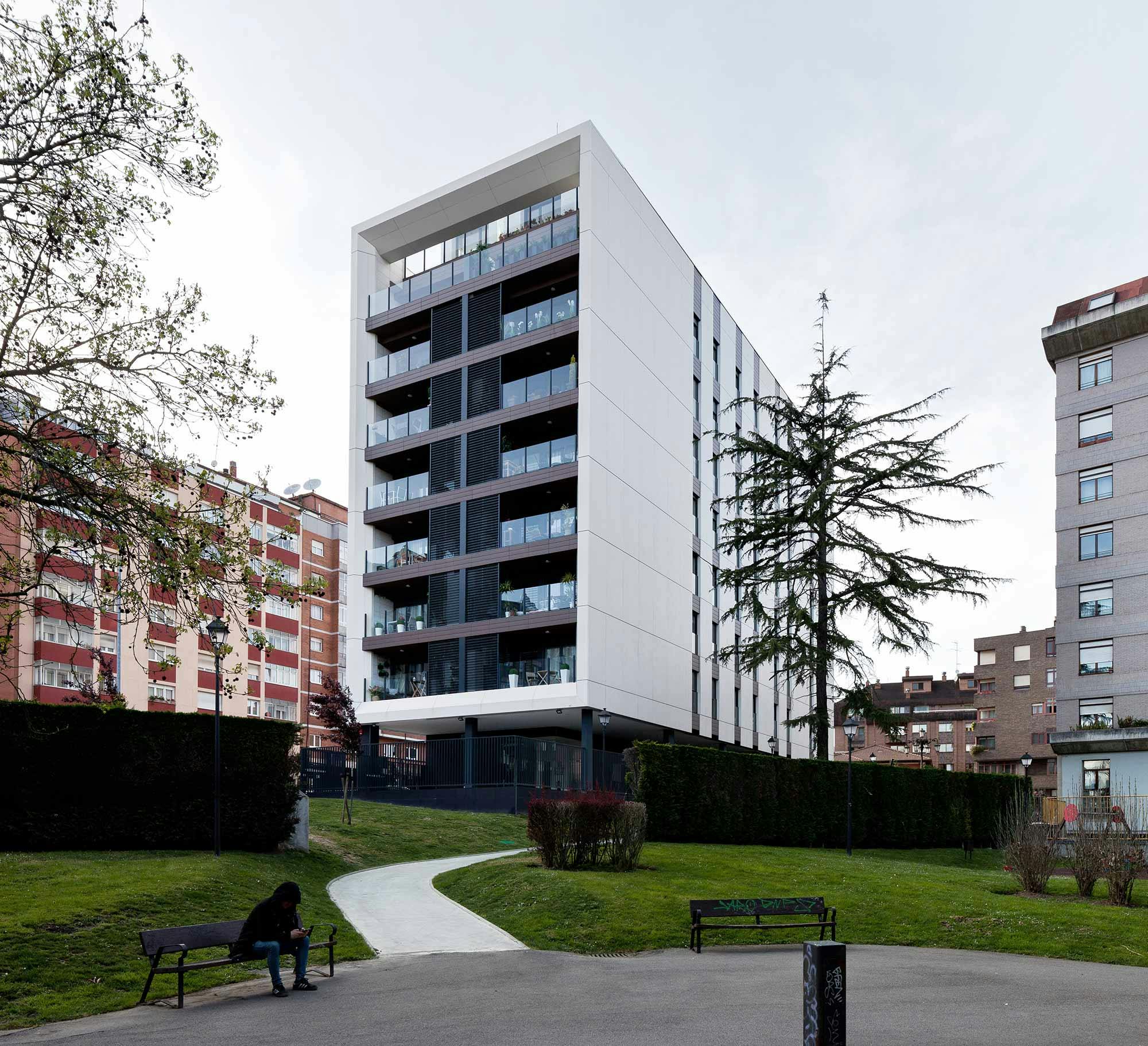 Image of Edificio viviendas oviedo sanatorio blanco 6.jpg?auto=format%2Ccompress&ixlib=php 3.3 in Functional homes that blend in with their surroundings thanks to Dekton and Silestone - Cosentino