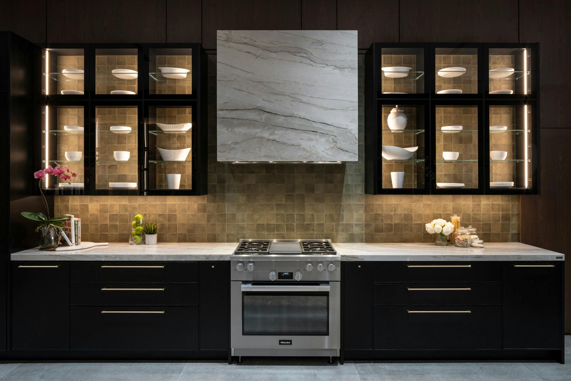 Image of Dell Anno Pasadena 2.jpg?auto=format%2Ccompress&ixlib=php 3.3 in The sophisticated and exclusive Scalea Equinox stone is a real eye-catcher in this opulent kitchen with dramatic tones - Cosentino