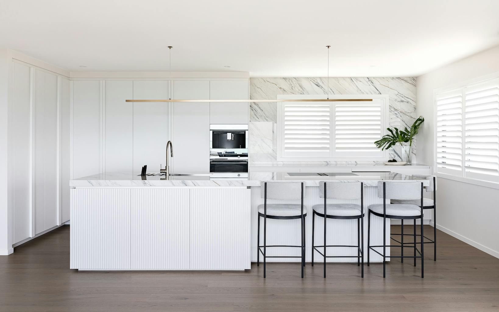 Image of MELANIESAU%C2%A9MichelleWeir 2401 MARAETAI Kitchen 300dpi 001.jpg?auto=format%2Ccompress&ixlib=php 3.3 in A seaside flat with a relaxed atmosphere, which enhances the brightness thanks to the off-white tone of Dekton Nayla - Cosentino