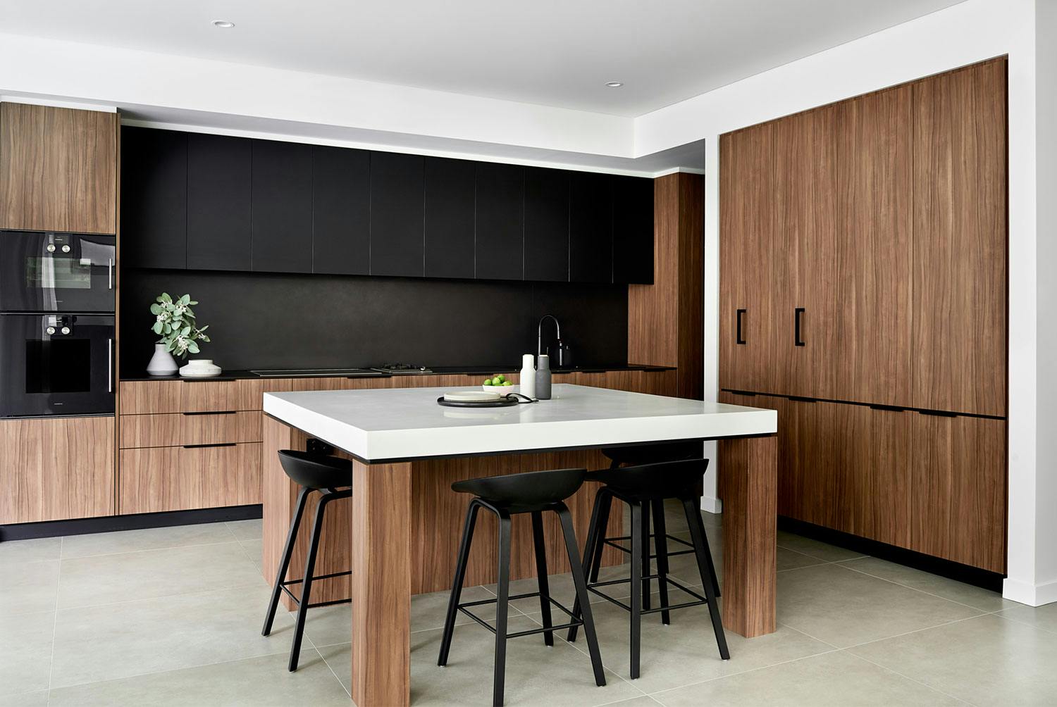 Image number 32 of the current section of Light and dark collide in this kitchen by Schemes and Spaces in Cosentino Australia