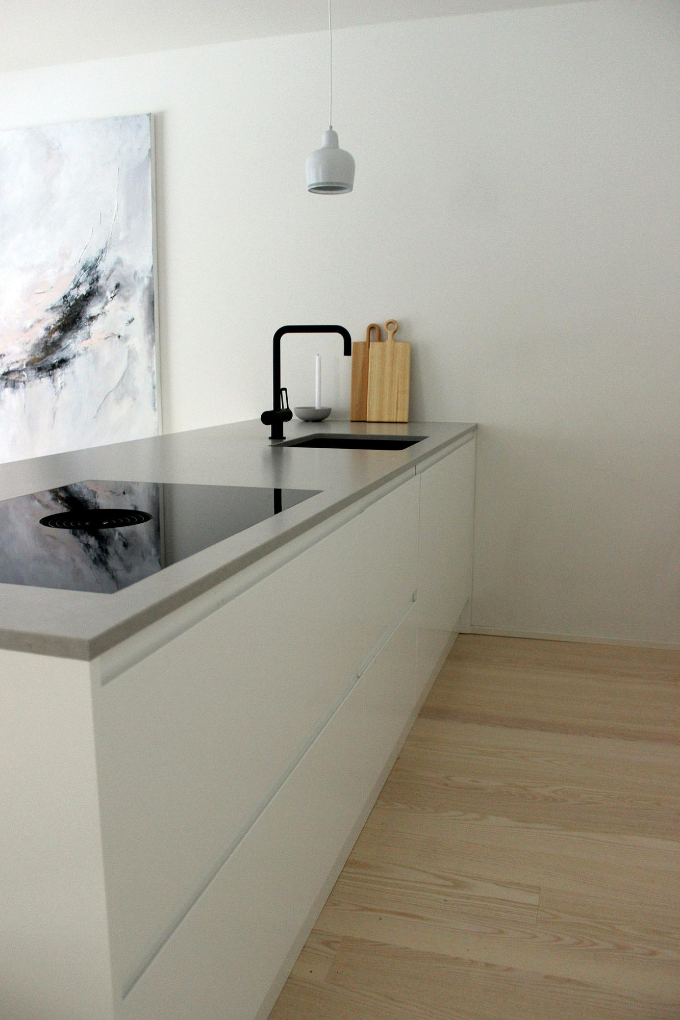 Image number 35 of the current section of A Silestone worktop ideal to withstand the daily wear and tear of a family with children in Cosentino Australia