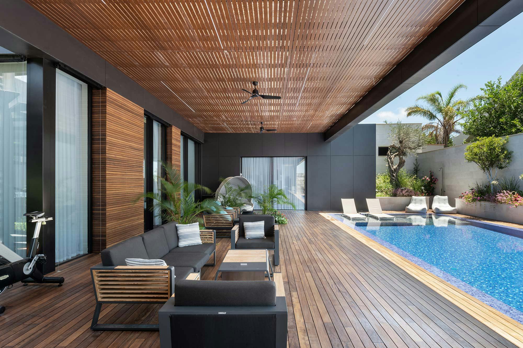 Image number 35 of the current section of Glass, Iroko timber and Dekton for a façade with a lot of character in Cosentino Australia
