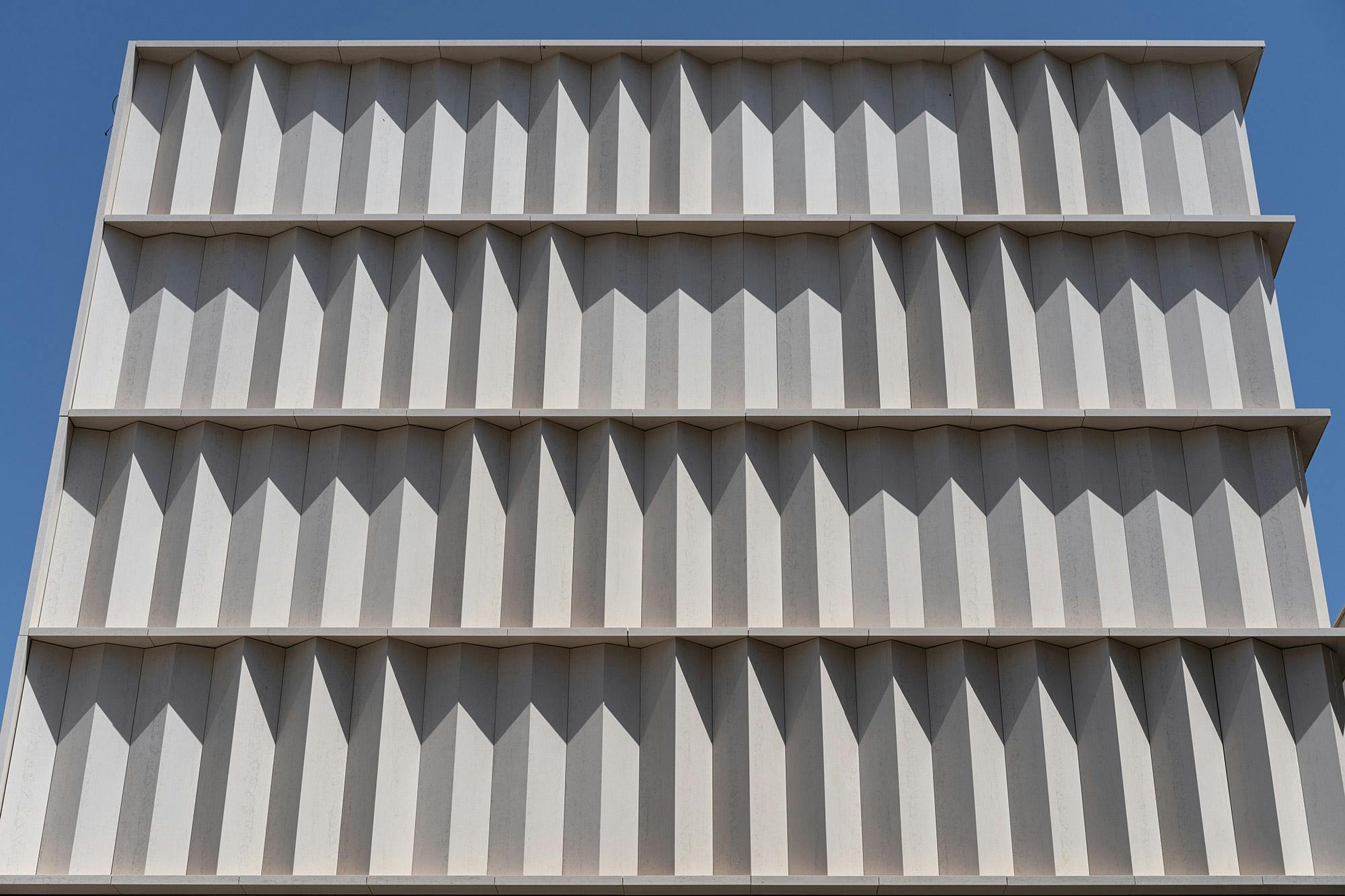 Image number 34 of the current section of Curved forms in a façade that recalls the Brutalist style of the Pátio Rebouças building in São Paulo in Cosentino Australia