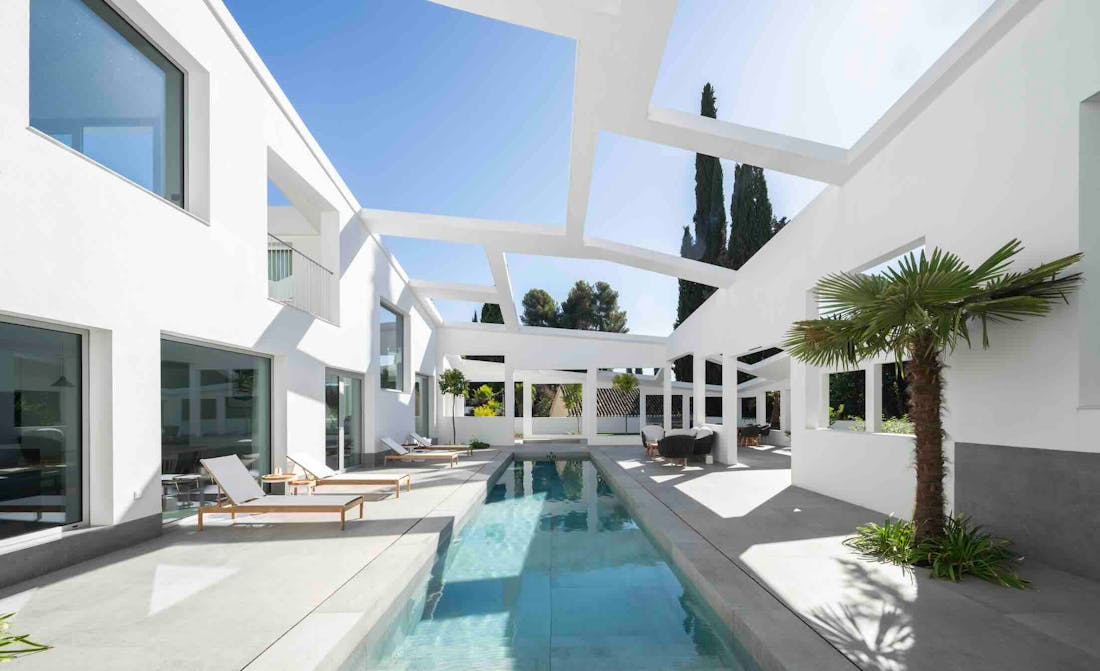 Screenshot Image 40 of bbb.jpg?auto=format%2Ccompress&fit=crop&ixlib=php 3.3 in Dive Into Design: Stunning pool applications with Dekton by Cosentino - Cosentino