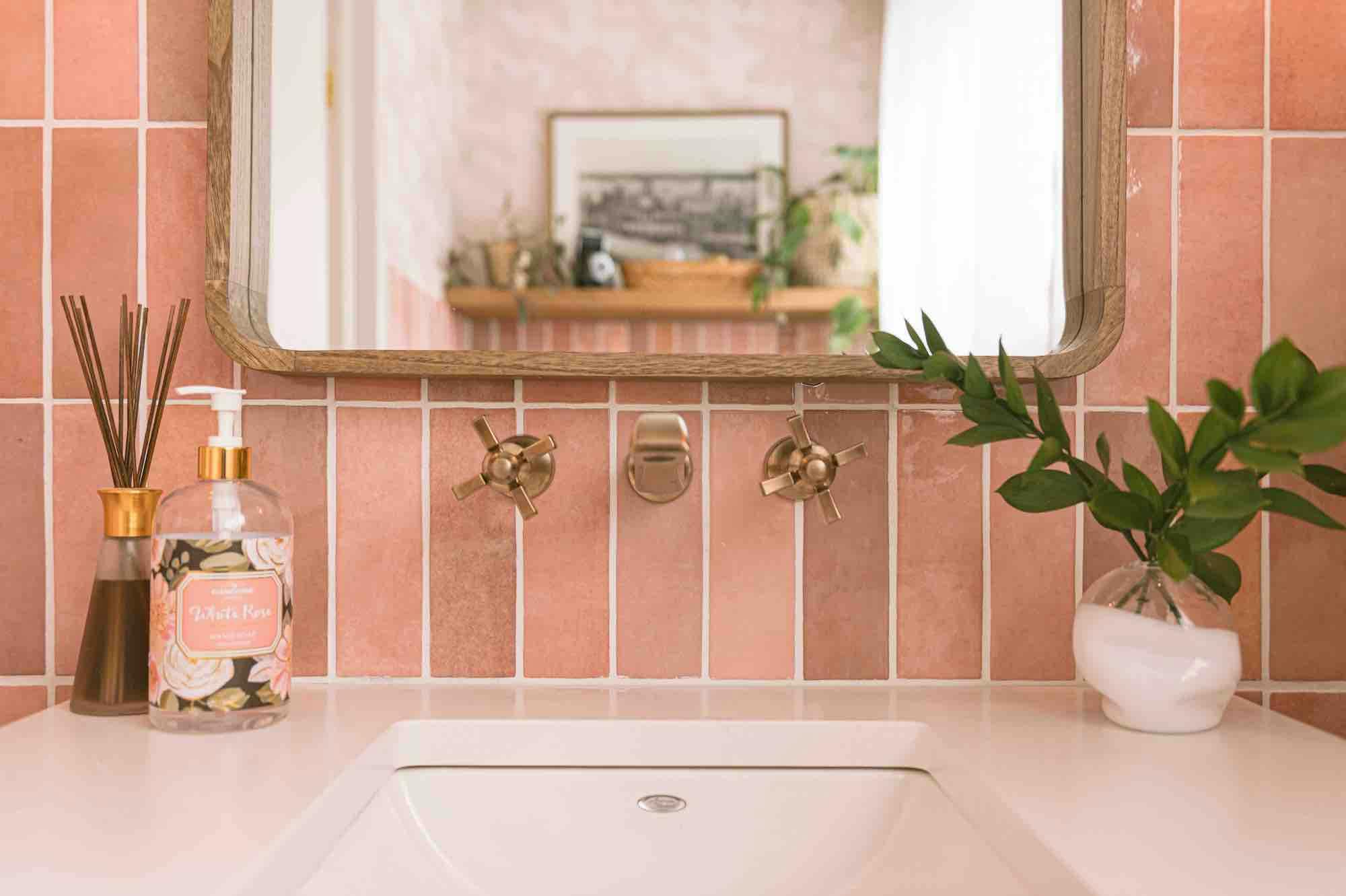 Image number 32 of the current section of Think pink! Rebekah Higgs transforms her powder room into a tropical retreat in Cosentino Canada