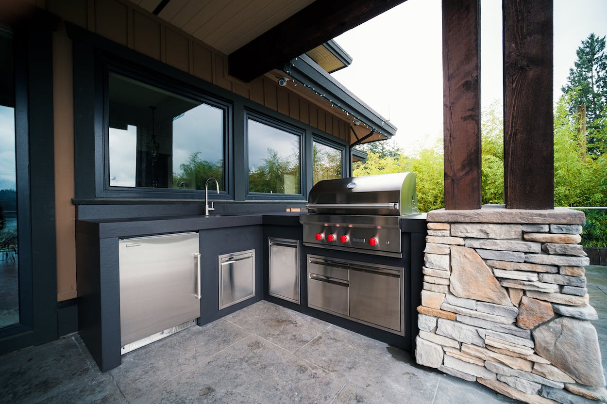 Image number 32 of the current section of The Great Canadian Backyard Series: Sherwood Outdoor Kitchens goes to great heights with this modern outdoor social hub in Cosentino Canada